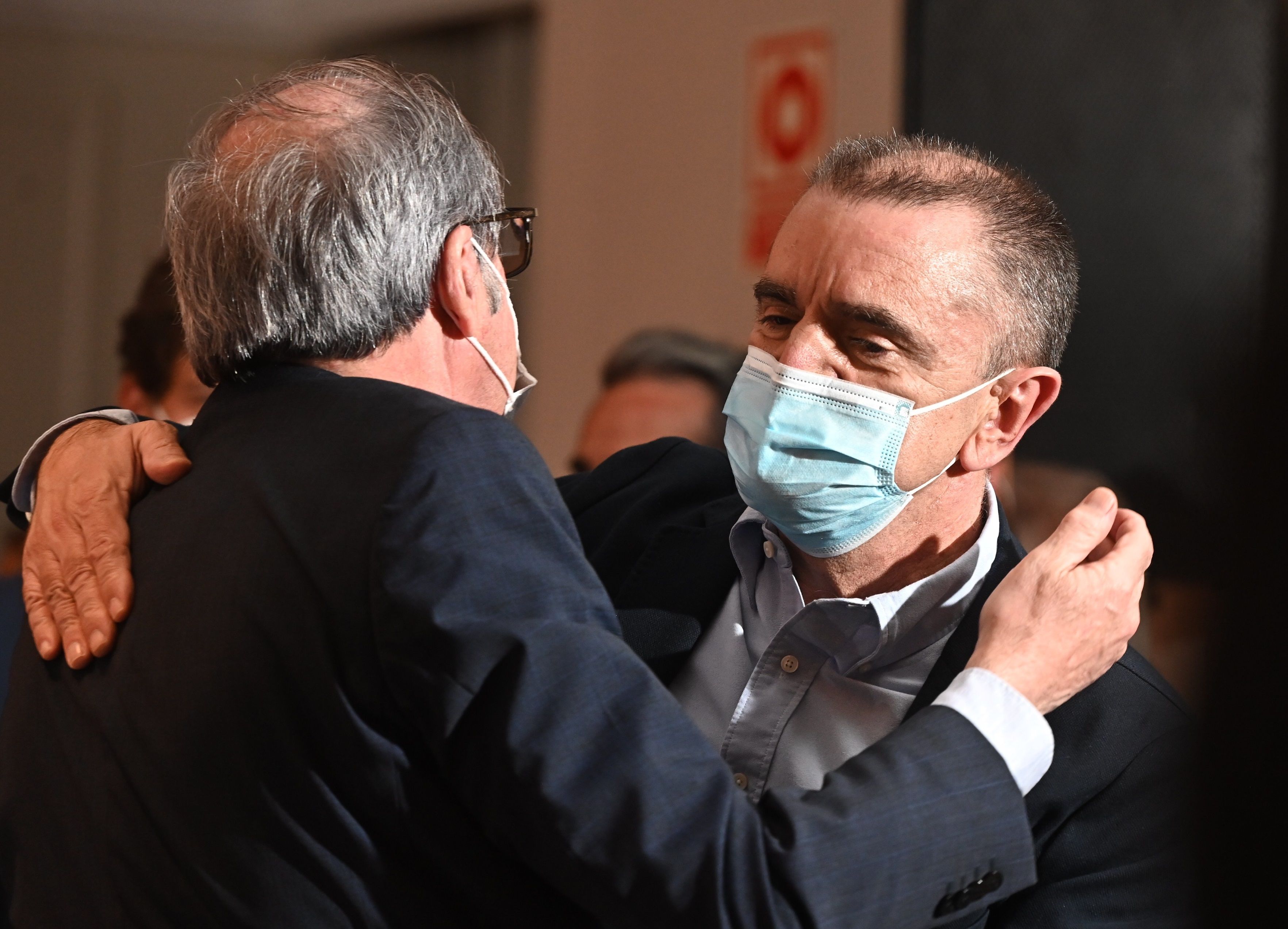 Jos Manuel Franco se abraza a ngel Gabilondo el martes, antes de comparecer tras conocer los malos resultados del PSOE el 4-M.
