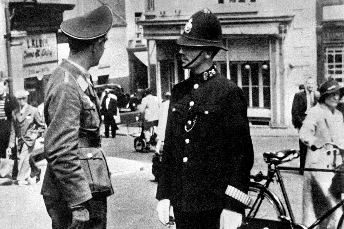 Un oficial alemn habla con un polica britnico en la isla de Jersey.