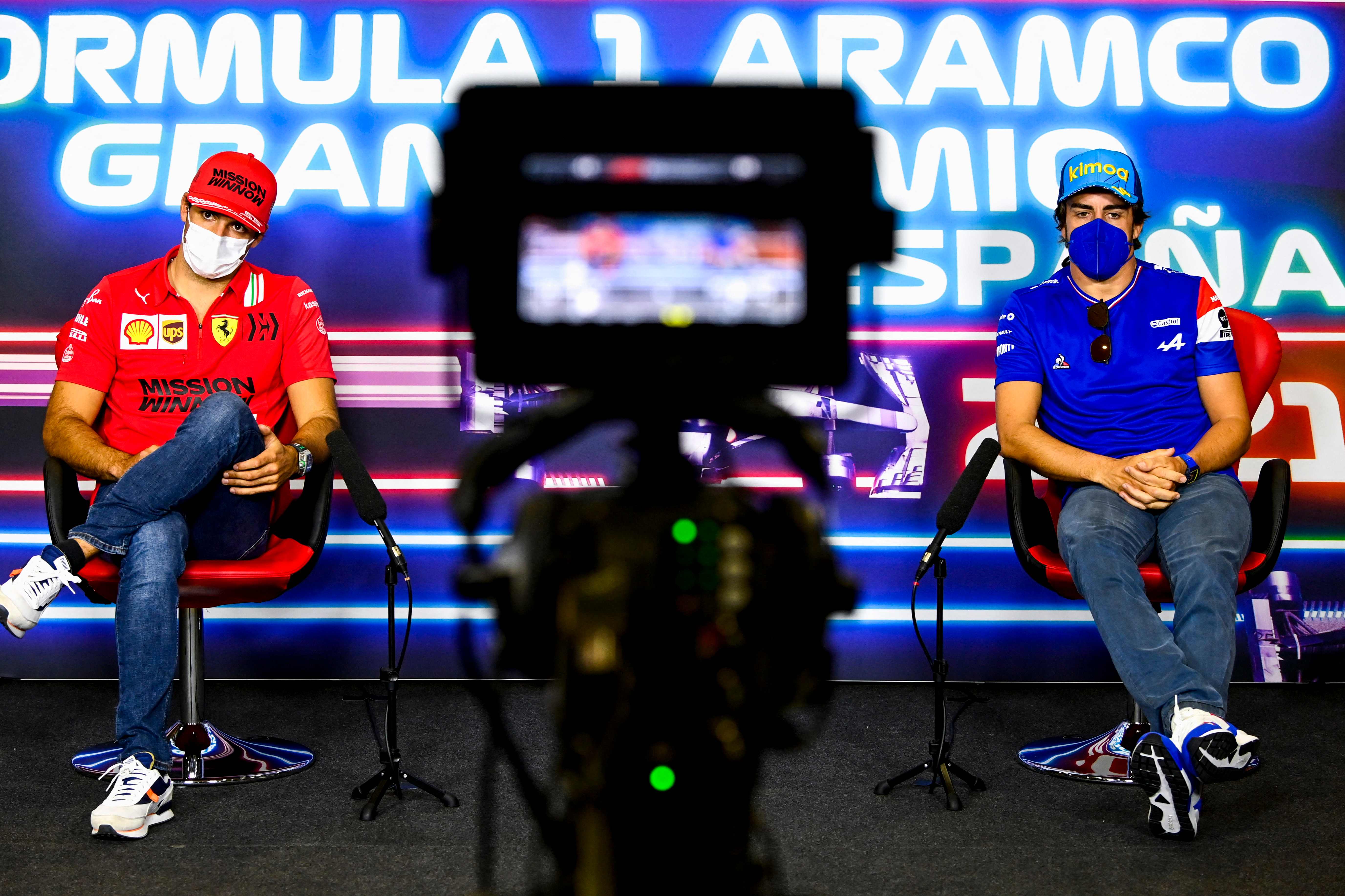 Carlos Sainz y Fernando Alonso, durante su rueda de prensa en Montmel.