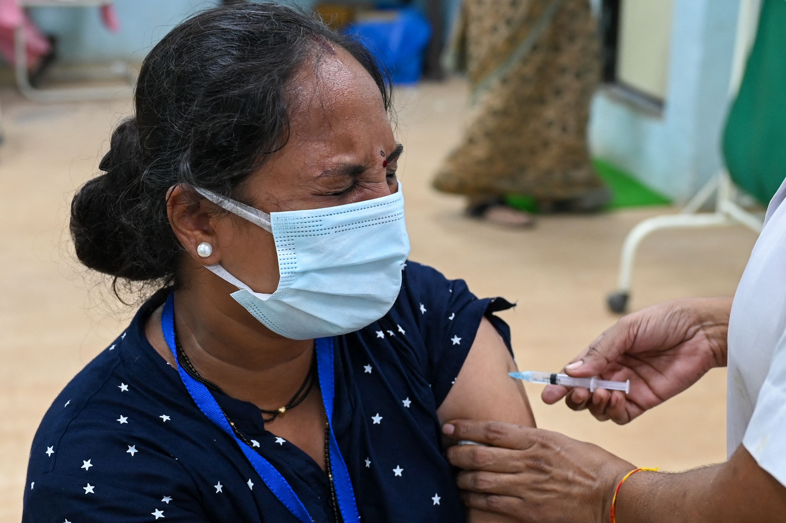 Una mujer india recibe una dosis de la vacuna anti-Covid.