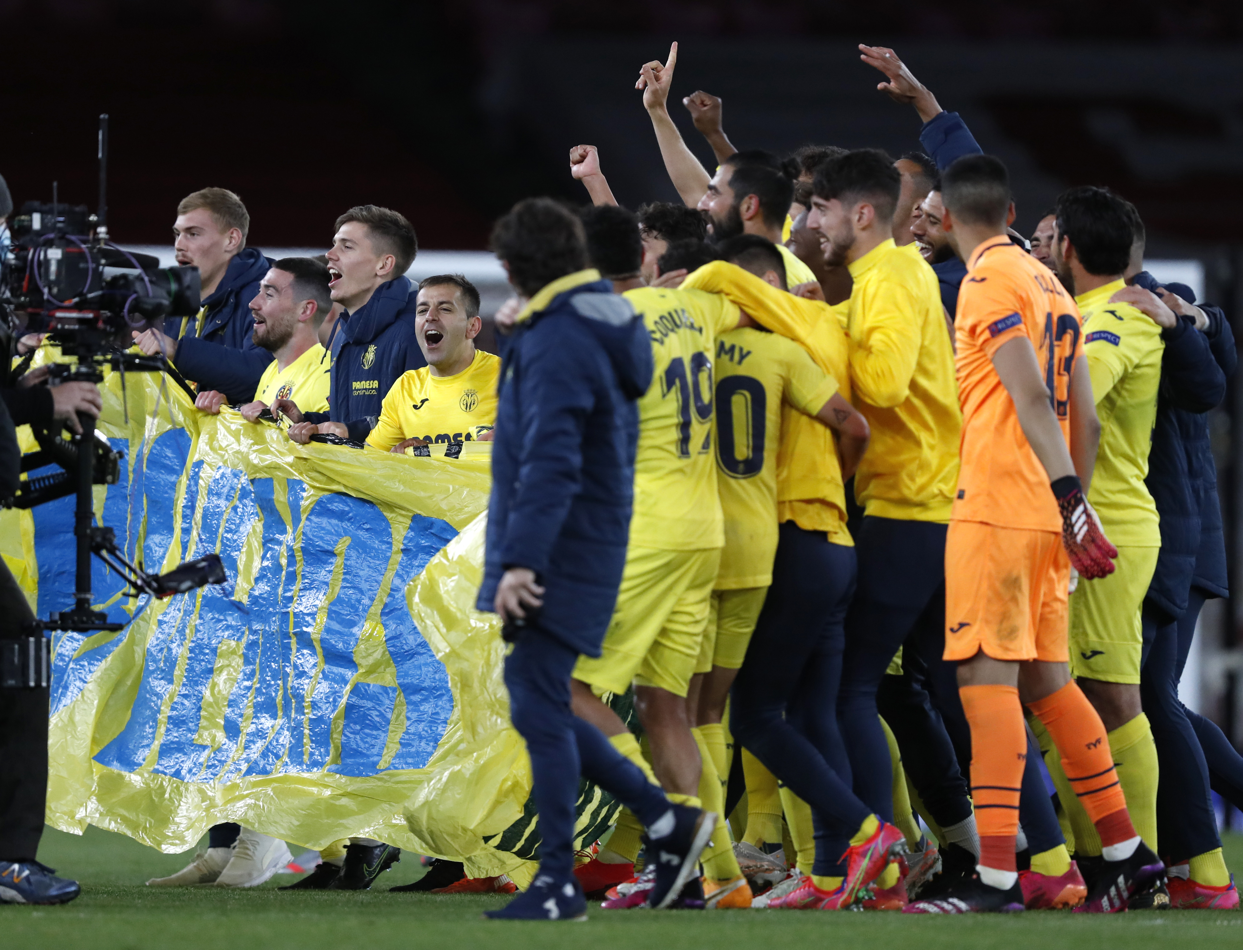 Los jugadores del Villarreal celebran su pase a la final.