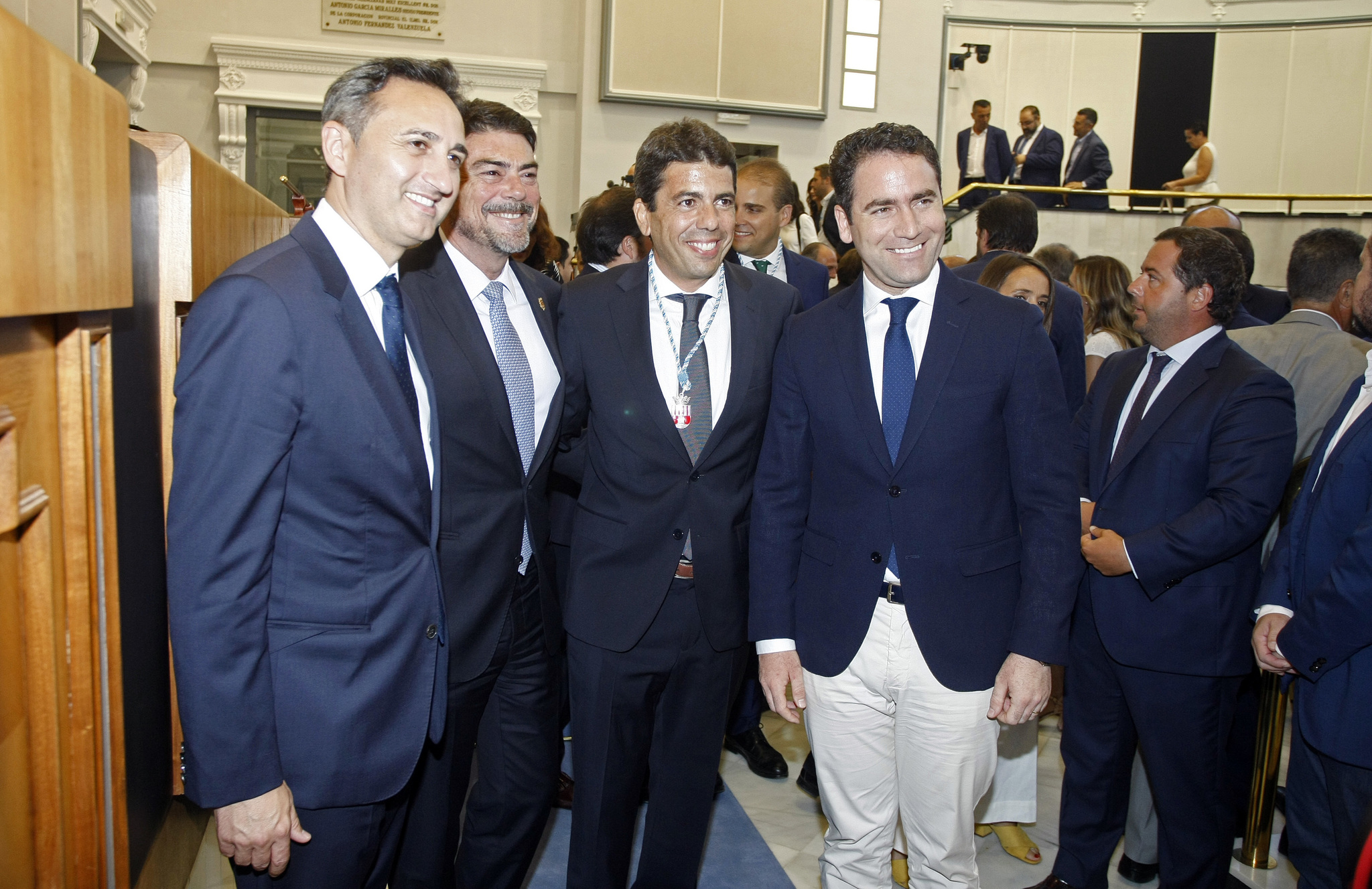 Mazn, rodeado por Garca Egea, el alcalde de Alicante, Luis Barcala, y ex presidente de la Diputacin, Csar Snchez, el da de su toma de posesin en 2019.
