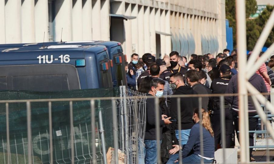 Agentes de la Guardia Civil y de la Polica Nacional en Catalua guardan cola en las puertas de la comisara de la Polica Nacional en la Zona Franca de Barcelona.