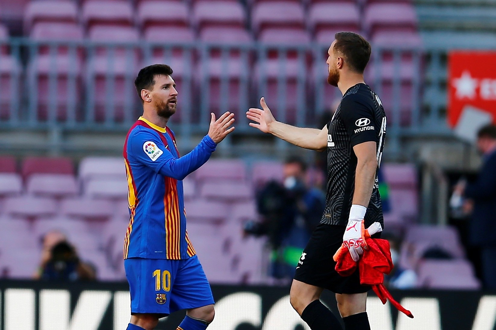 Oblak saluda a Messi al final del partido.