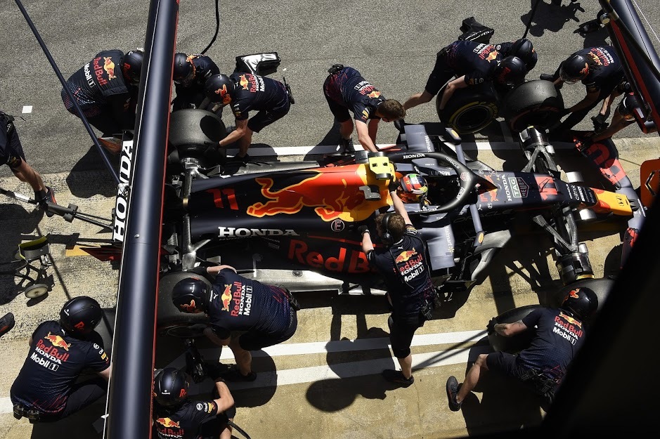 Los mecnicos de Red Bull, en el coche de Sergio Prez, el sbado en Montmel.