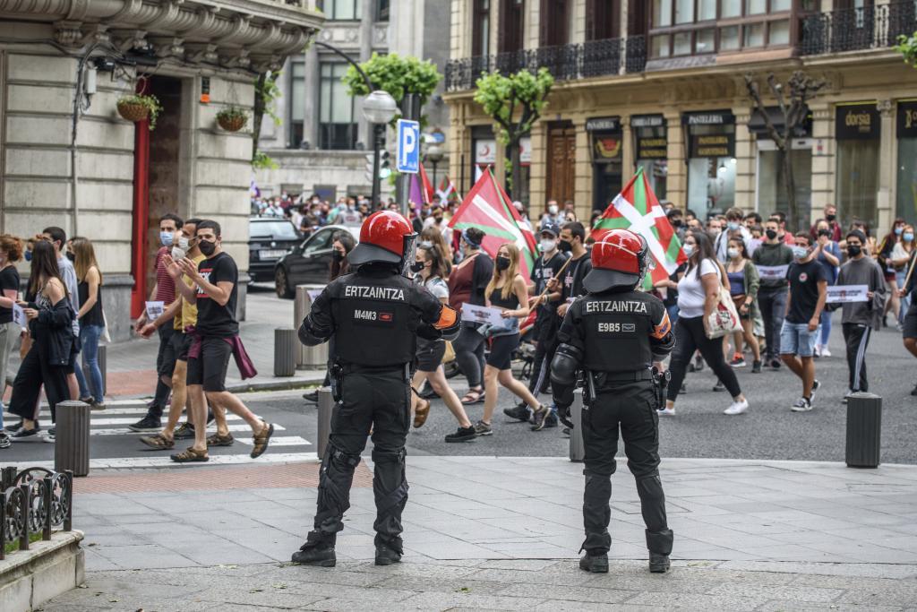 Agentes de la Ertzaintza vigilan el desarrollo de la marcha de los simpatizantes de Ernai por las calles de Bilbao.