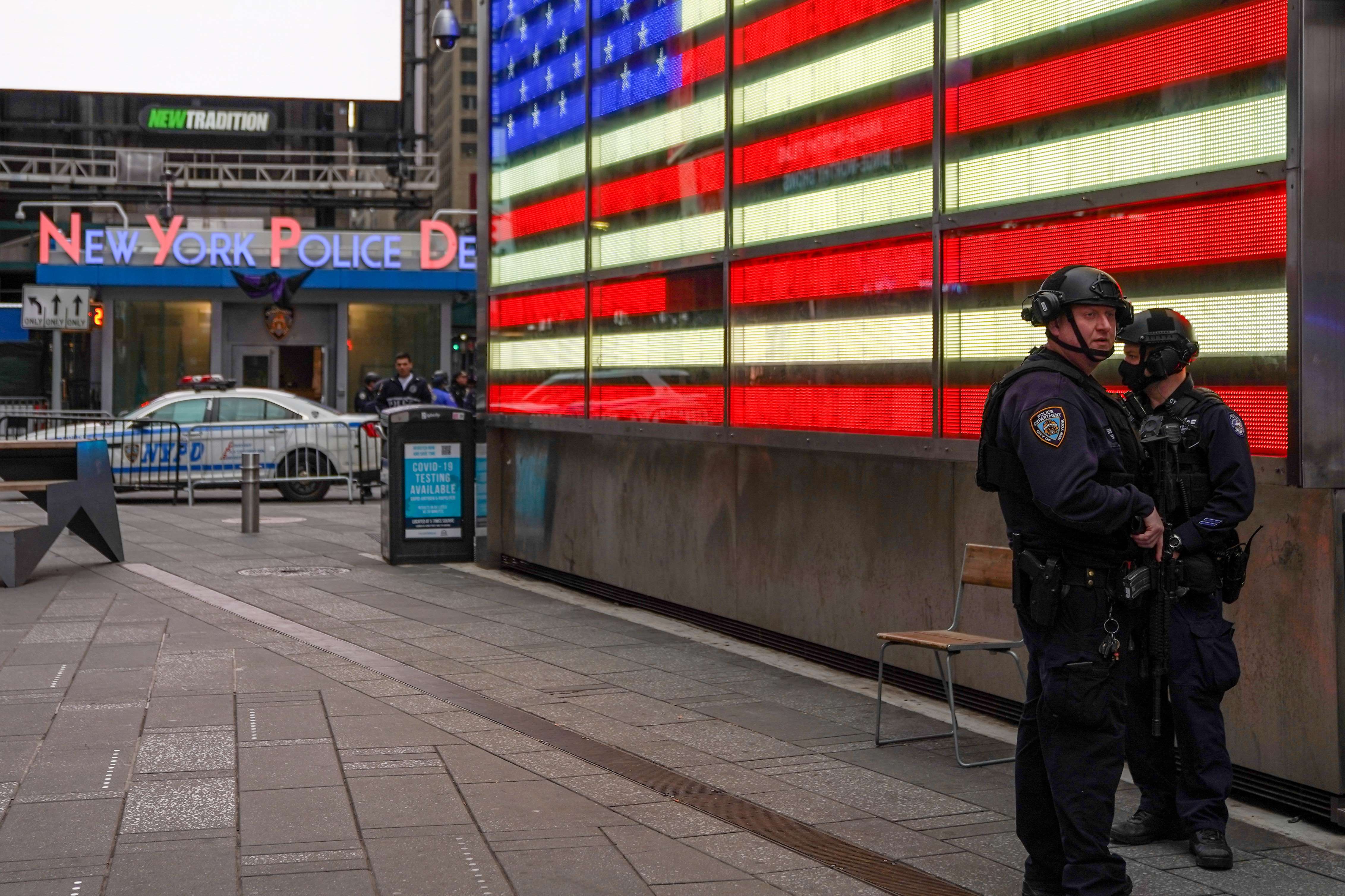 Policas de Nueva York en los alrededores de Times Square.