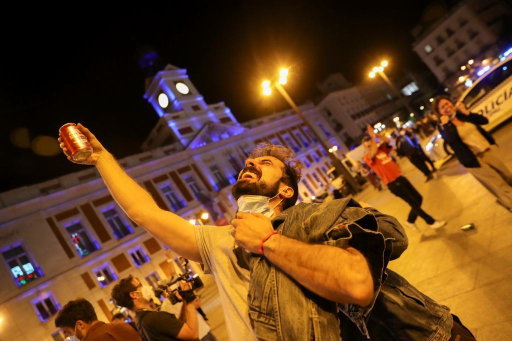 Un joven celebra en Madrid el fin del estado de alarma.