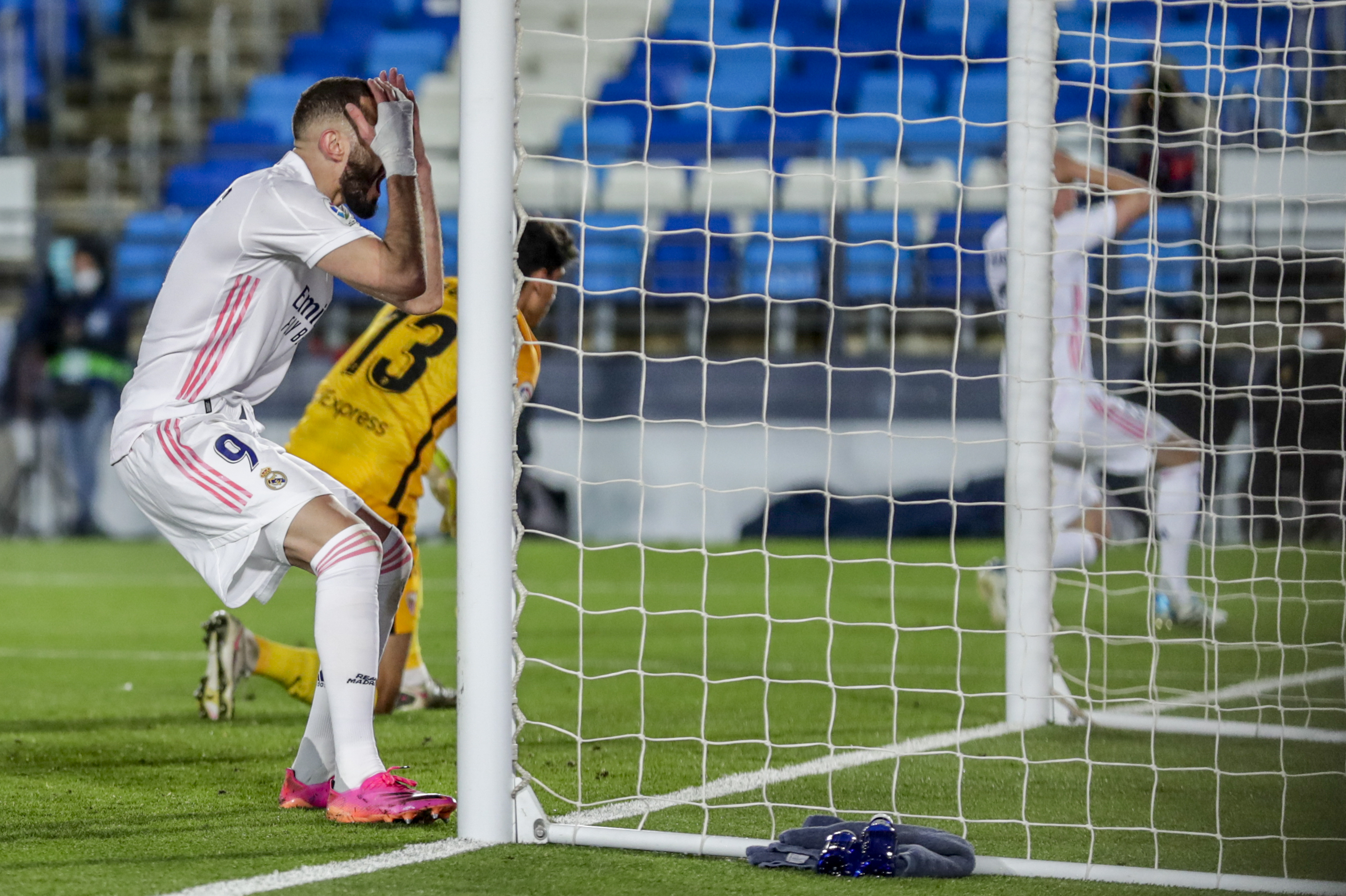 Benzema lamenta una ocasión perdida ante el Sevilla.