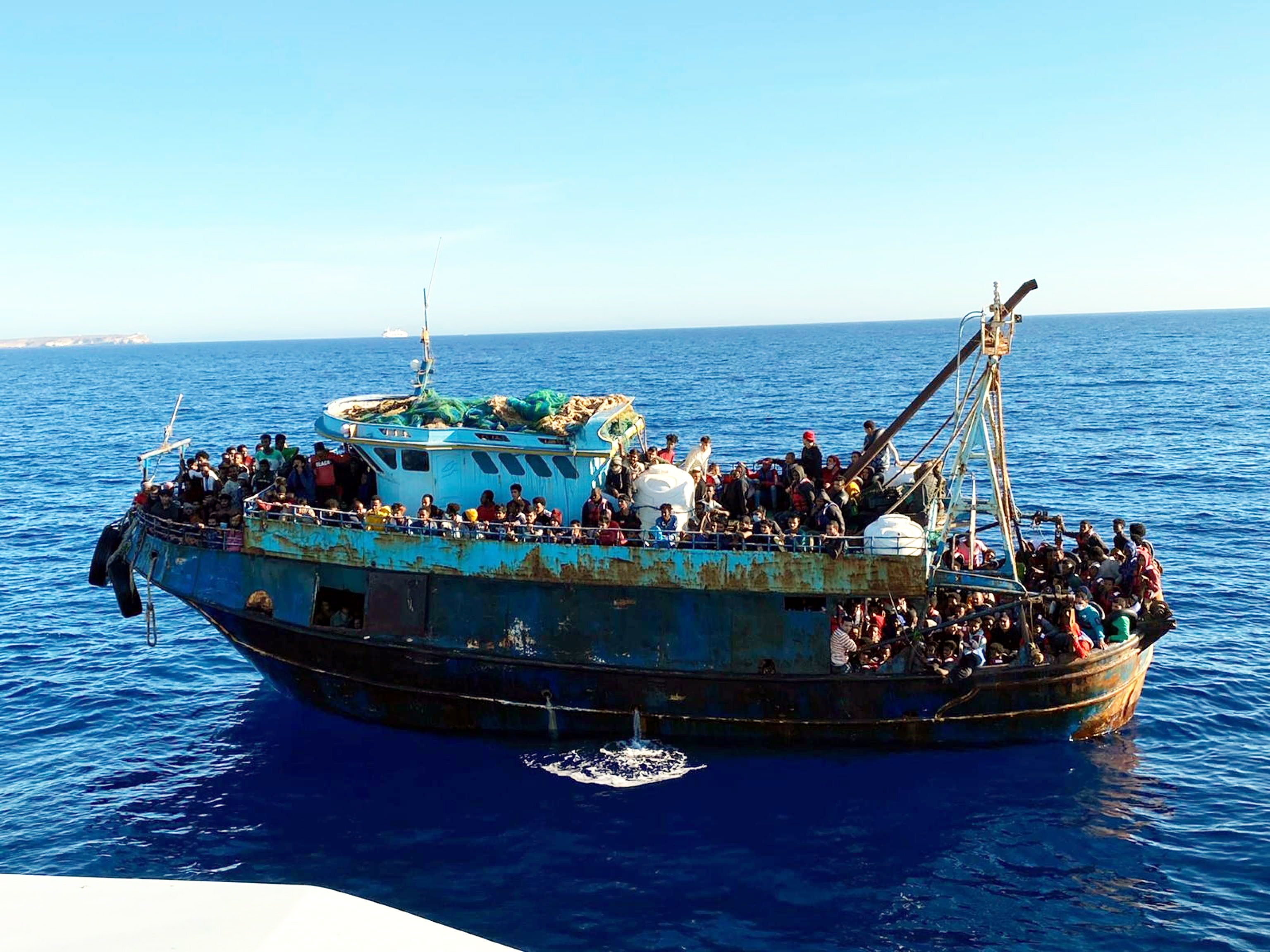 Uno de los barcos que llegó a Lampedusa este domingo.
