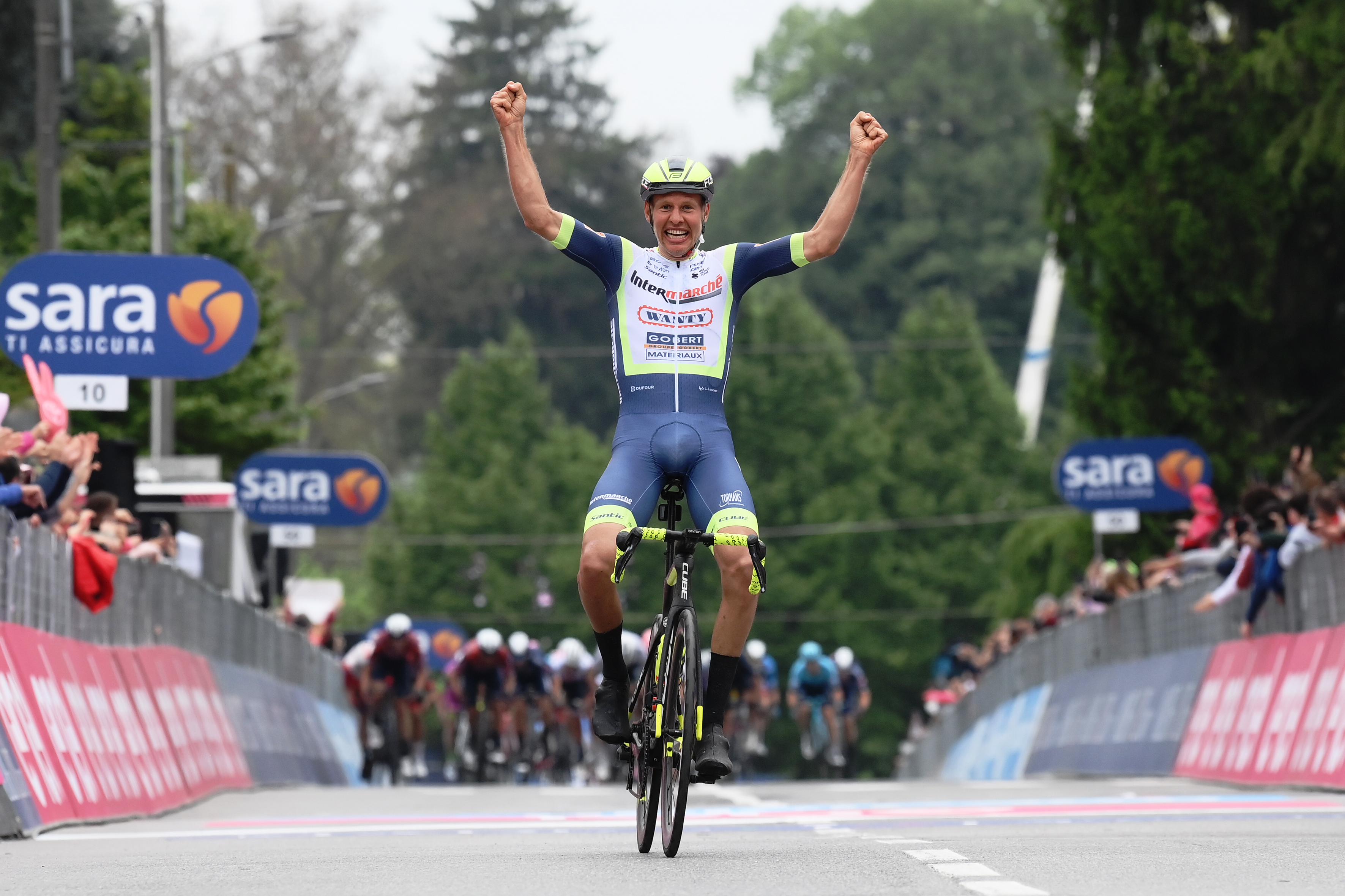 Van der Hoorn  celebra su triunfo en Canale.