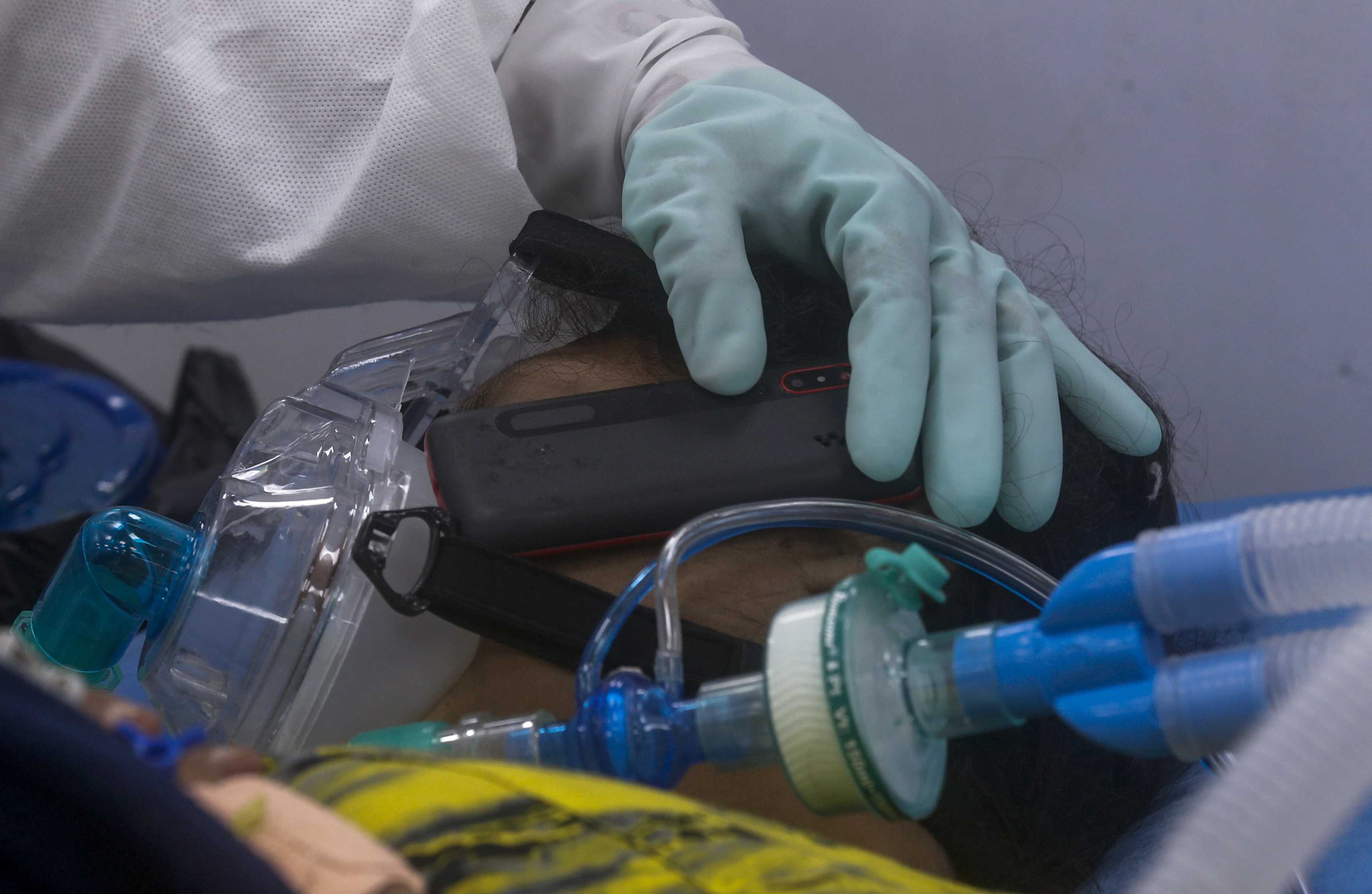 Un sanitario atiende a un paciente ingresado por Covid-19.