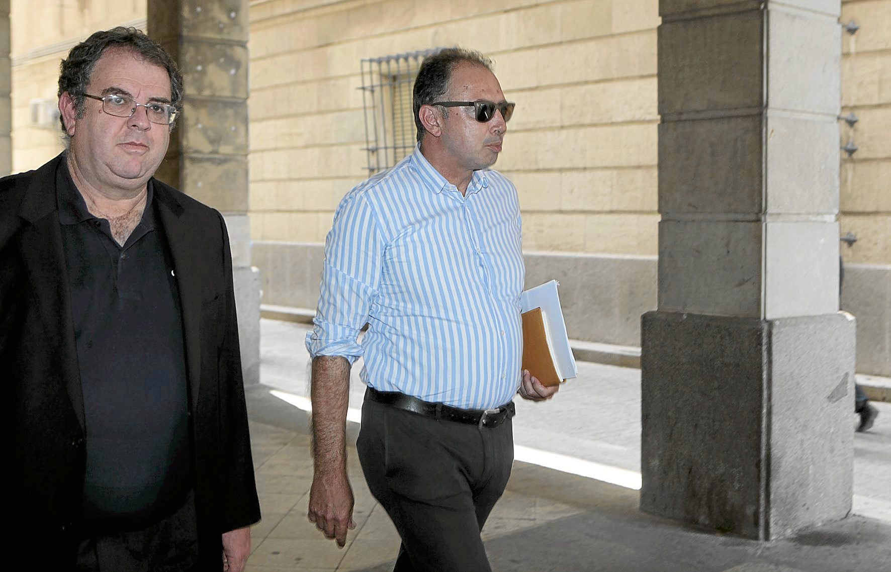 Daniel Alberto Rivera, a la derecha, con su abogado, en los juzgados de Sevilla.