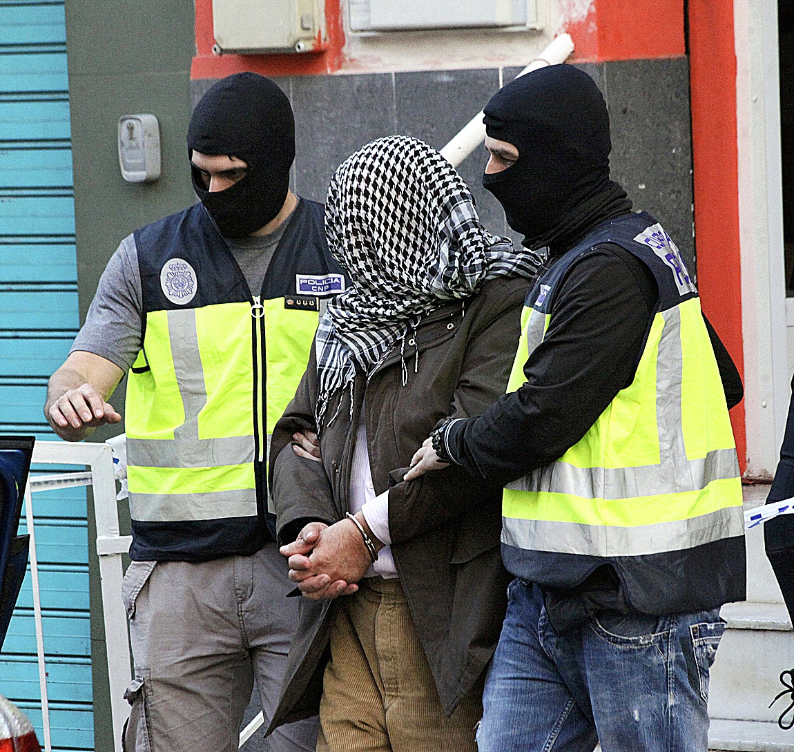Agentes de las Fuerzas de Seguridad detienen a un presunto yihadista en una operacin en Ceuta.