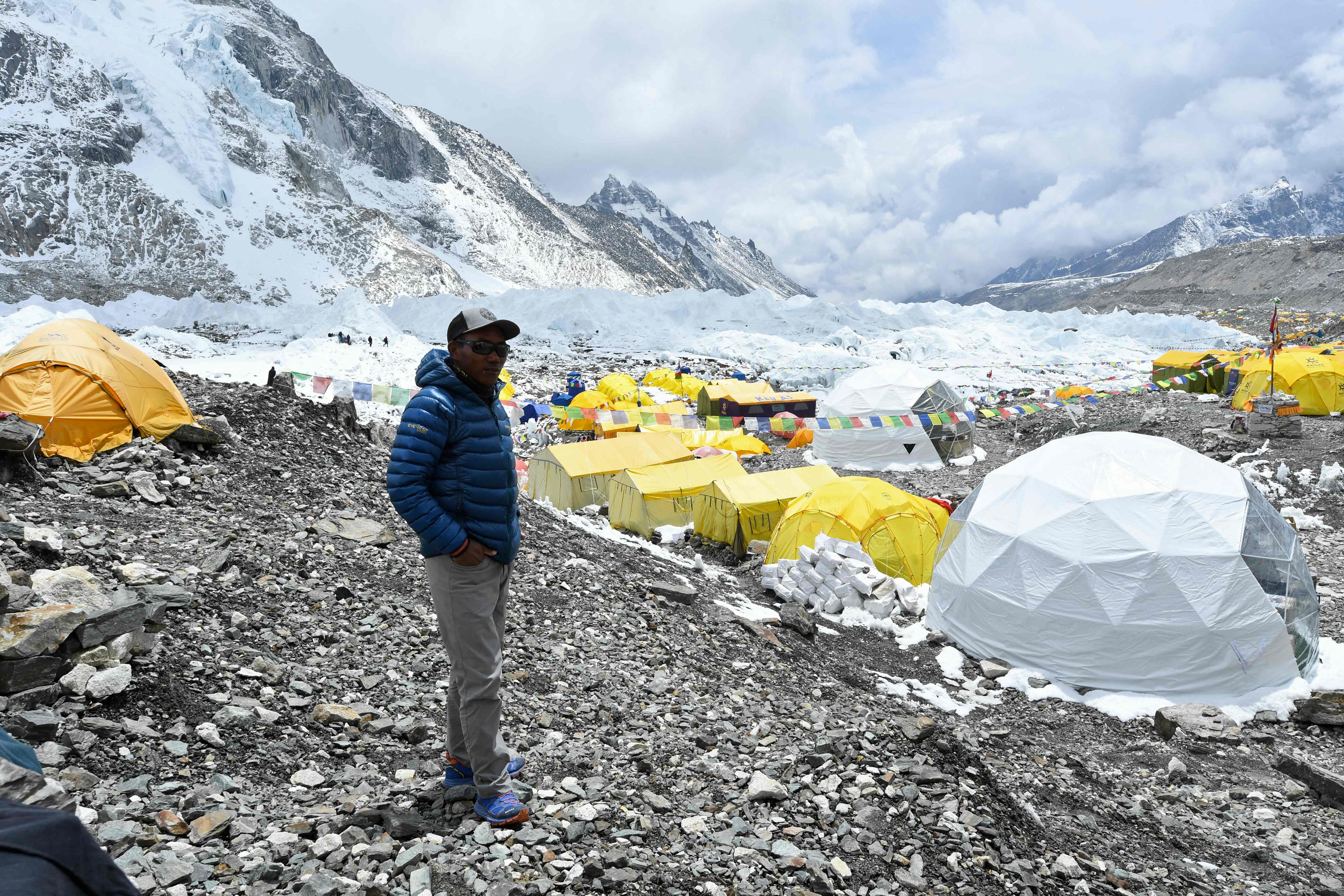 Uno de los sherpas, en el campo base del Everest.