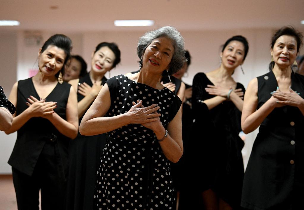 Las "Abuelas de Moda" en una actuación de televisión en Beijing