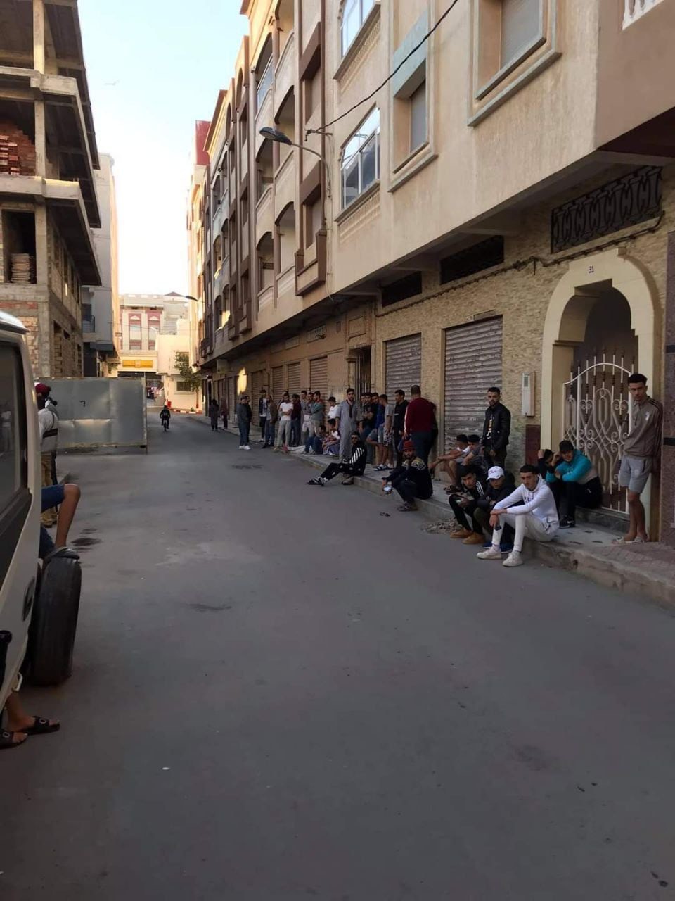 Familiares y activistas rompen el ayuno del ltimo da de Ramadn a la espera de la salida de los presos del Hirak de la crcel de Tnger.