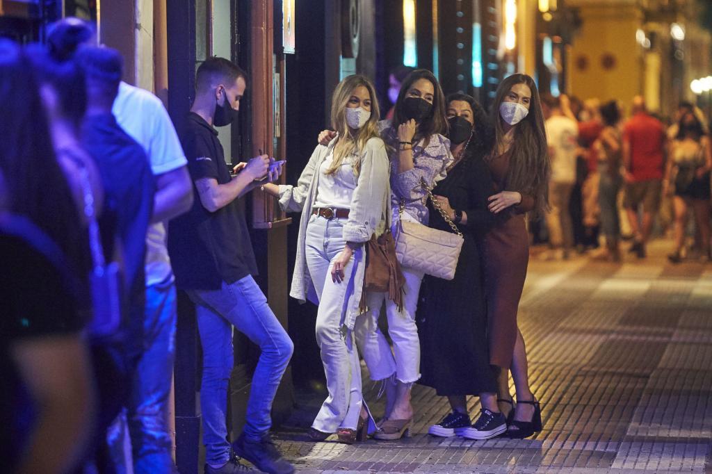 Un grupo de jvenes espera para entrar en un local de ocio nocturno en Sevilla este pasado fin de semana.