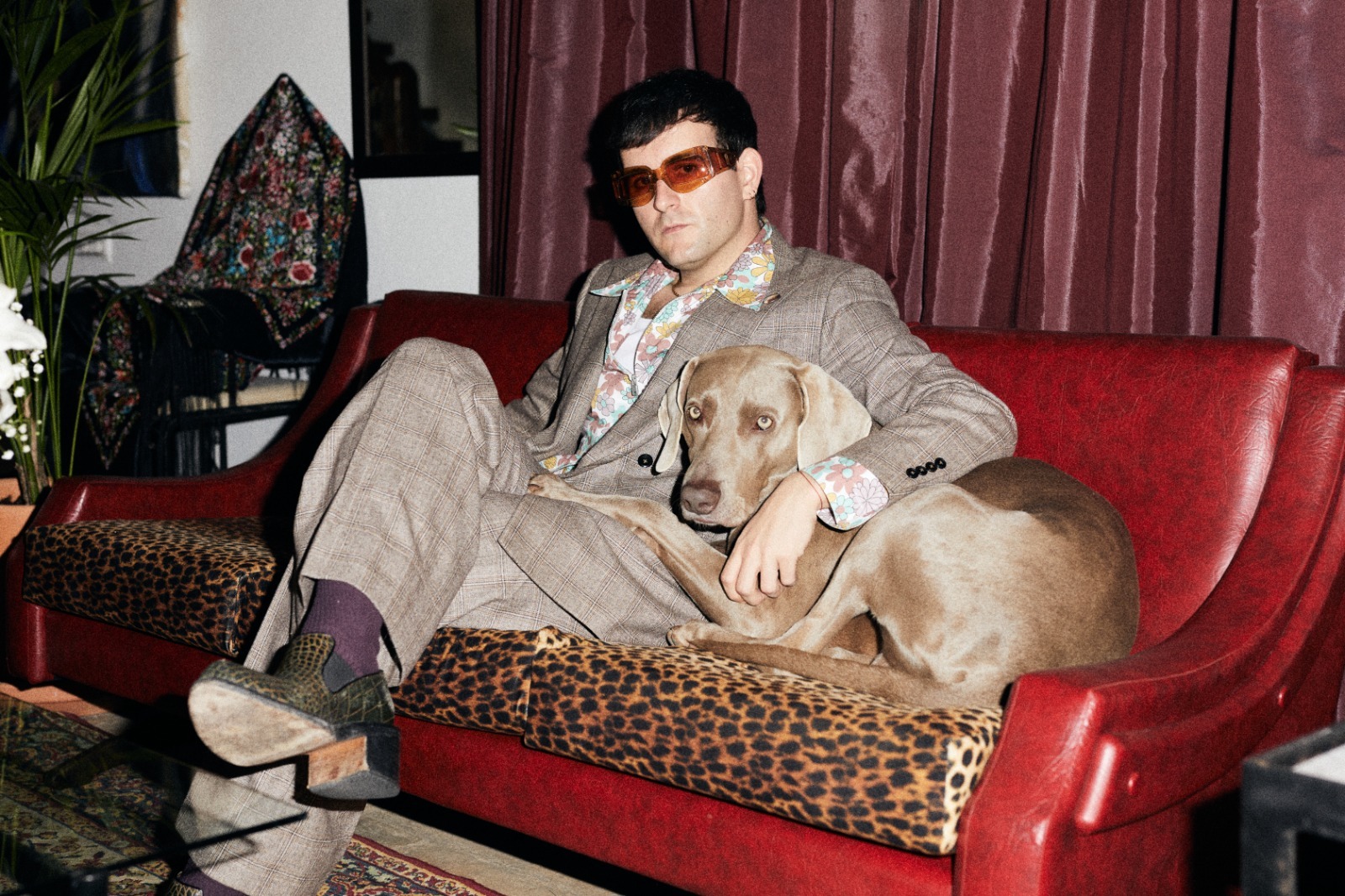 Palomo, con un perro y sus gafas para Multipticas.