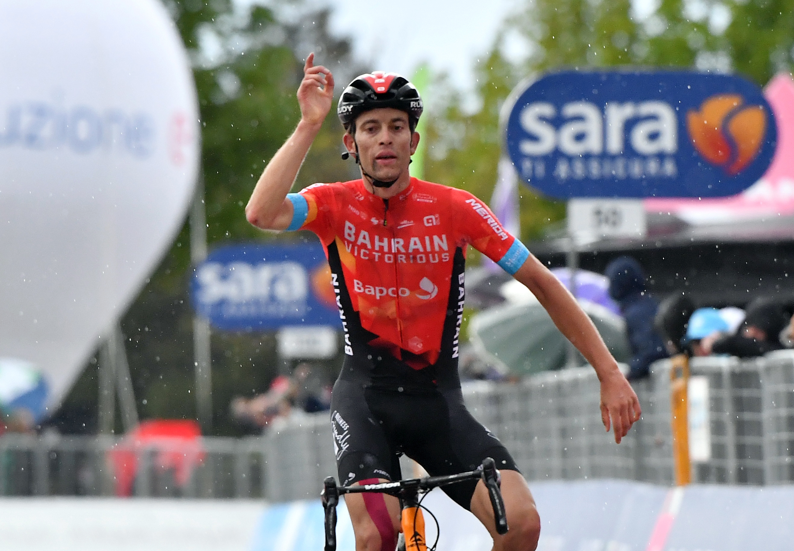 Mder celebra su triunfo en la sexta etapa del Giro.