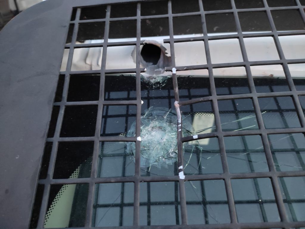 Impacto de las balas en el cristal del furgn policial atacado en La Lnea.