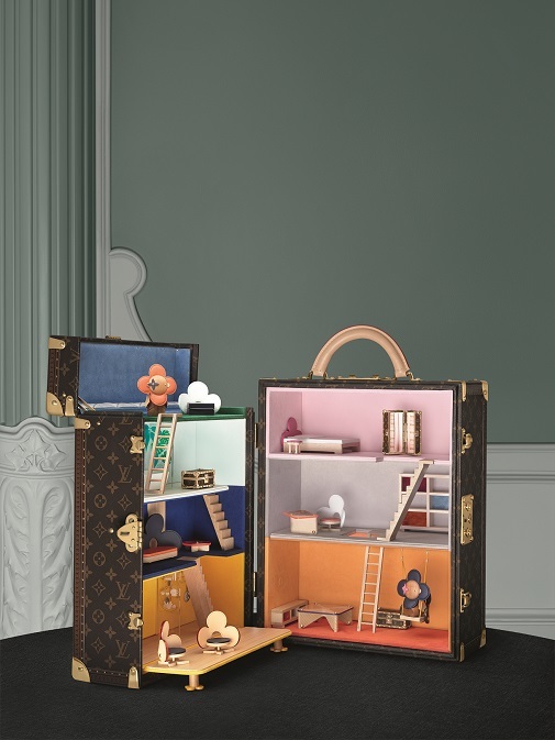 Casita de muecas 'Vivienne' con tres habitaciones: dormitorio, oficina y sala de juegos. Los muebles y objetos de decoracin son rplicas en miniatura de objetos icnicos de Louis Vuitton.