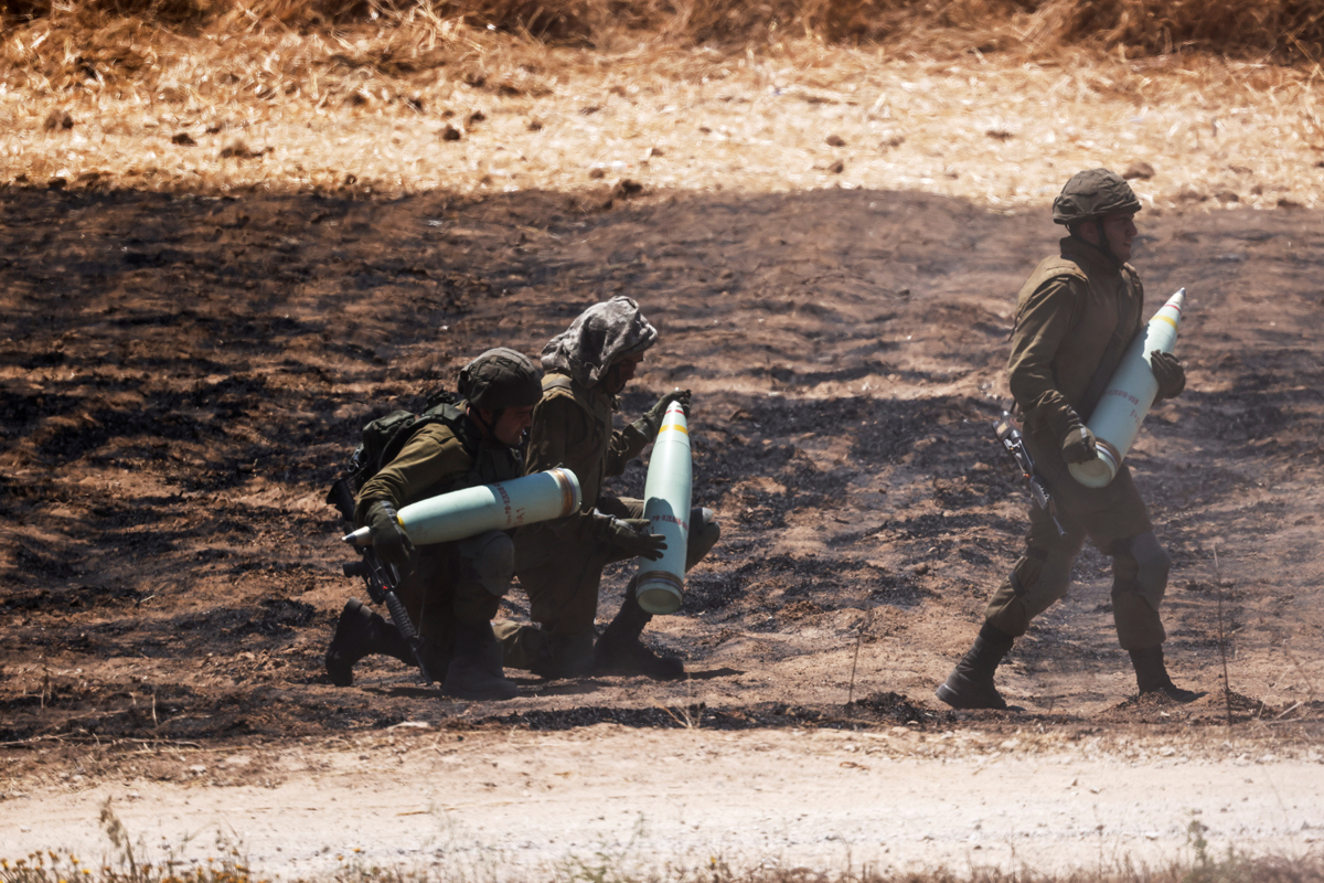 Soldados israelíes con artillería en la frontera con la Franja de Gaza.