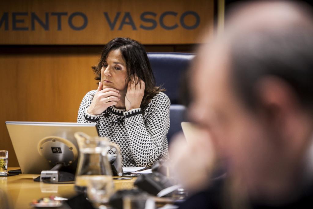 La consejera Beatriz Artolazabal, pensativa, durante una comparecencia en el Parlamento Vasco.