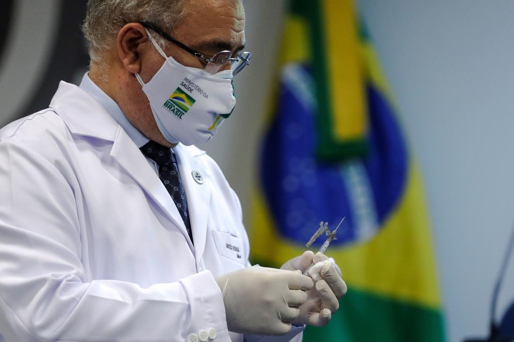El ministro de Salud de Brasil sostiene una vacuna