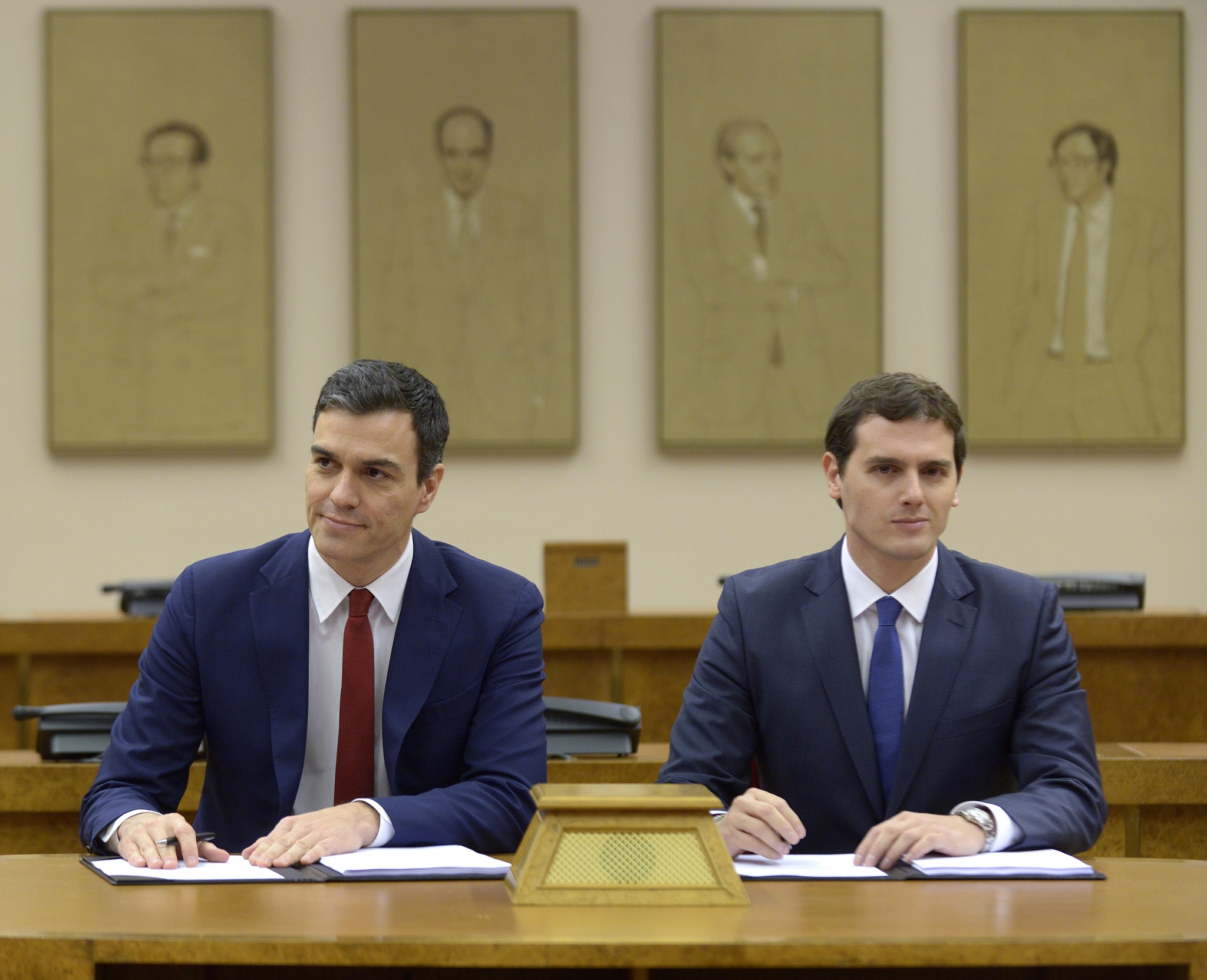 Pedro Snchez y Albert Rivera firman su pacto en 2016. BERNARDO DAZ