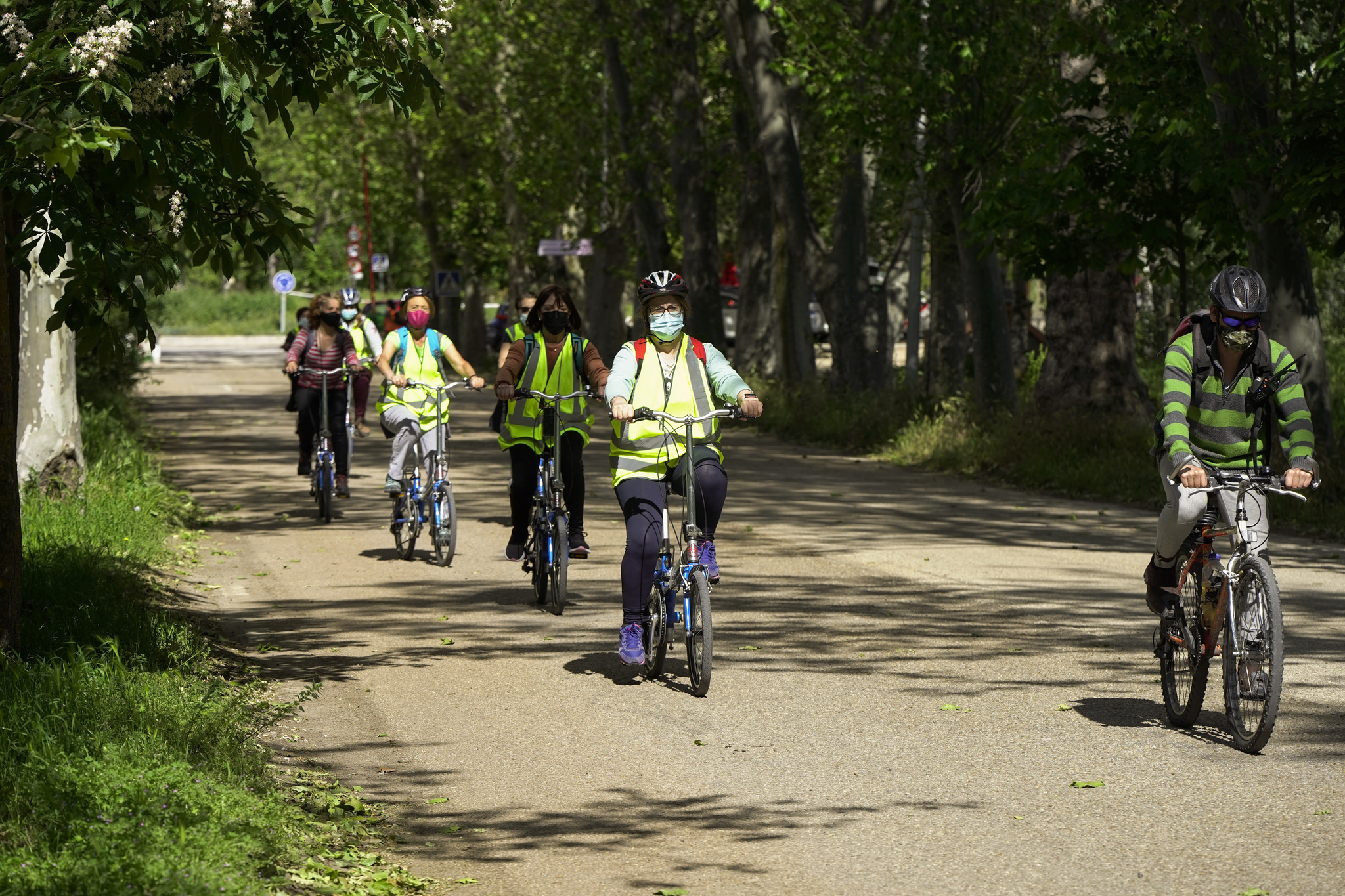 Varias mujeres del proyecto En Bici Sin Distancias pedalean por la Casa de Campo.