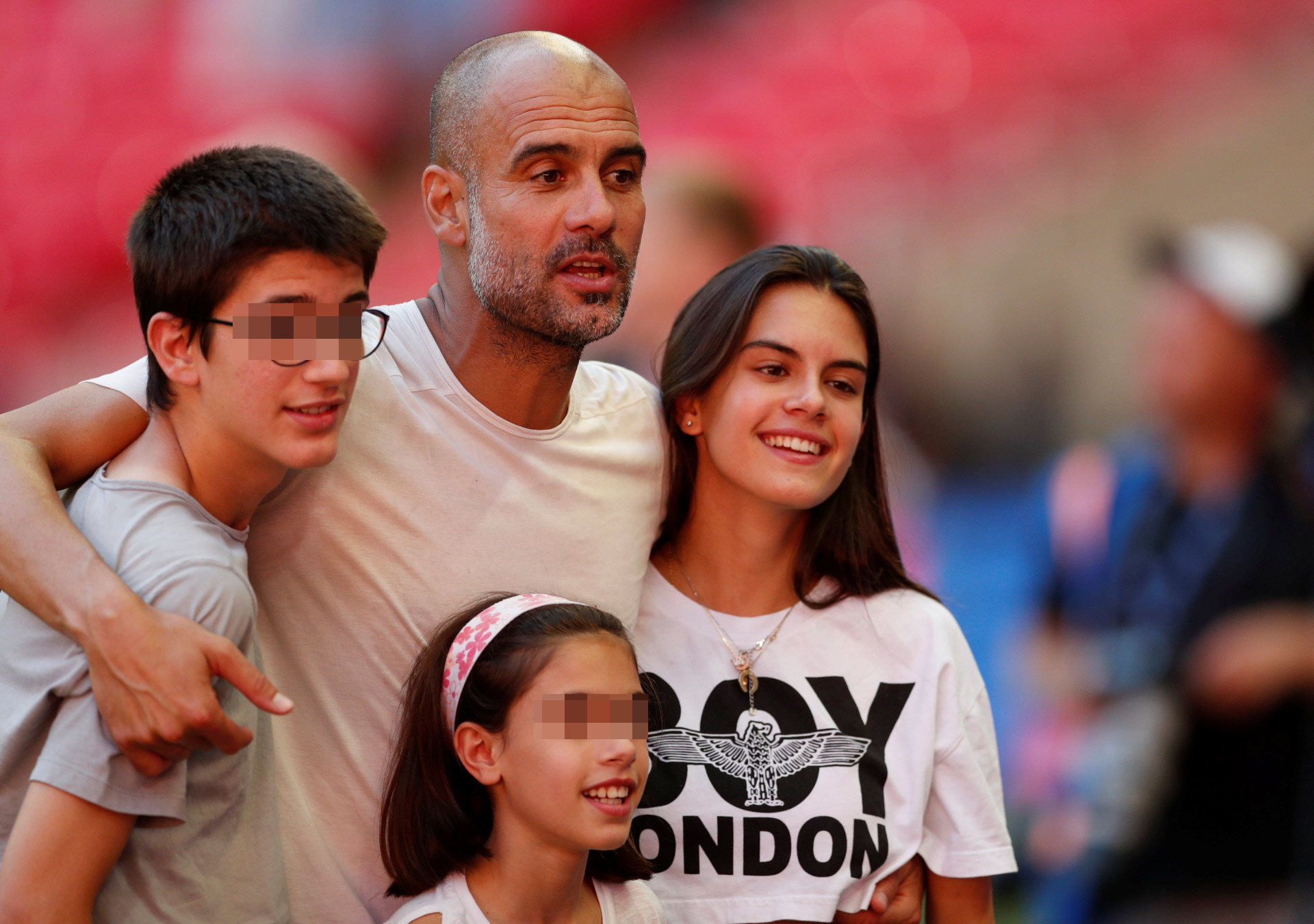 Pep Guardiola con su hija Mara y sus hermanos, en 2018