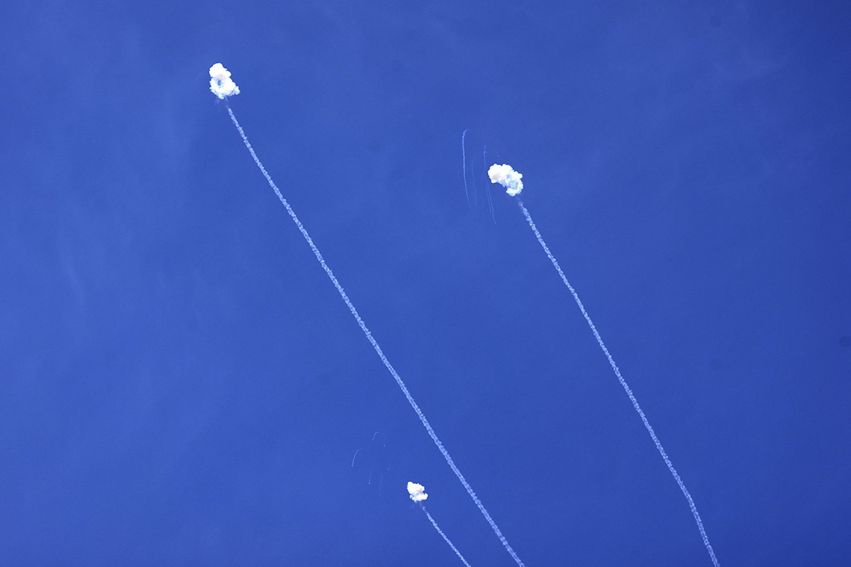 La Cpula de Hierro israel intercepta cohetes lanzados desde Gaza.