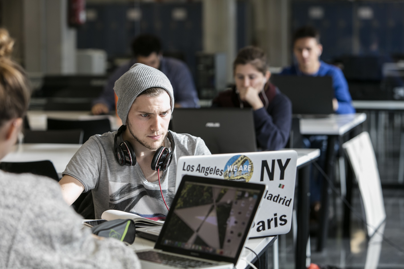 Un joven estudiante del CEU trabaja con su ordenador en las instalaciones de la Universidad