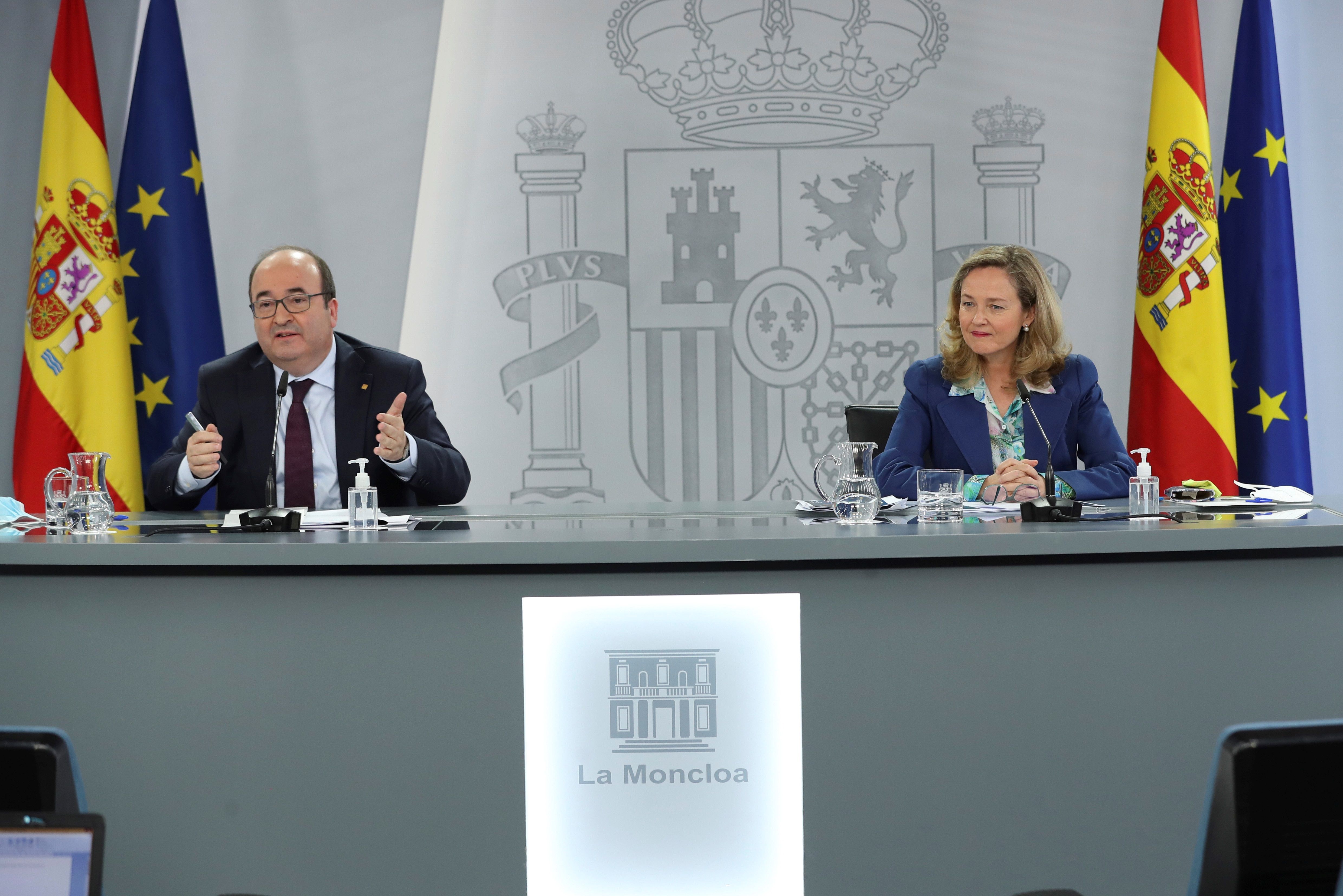 El ministro de Poltica Territorial y Funcin Pblica, Miquel Iceta, junto a la vicepresidenta segunda, Nadia Calvio.