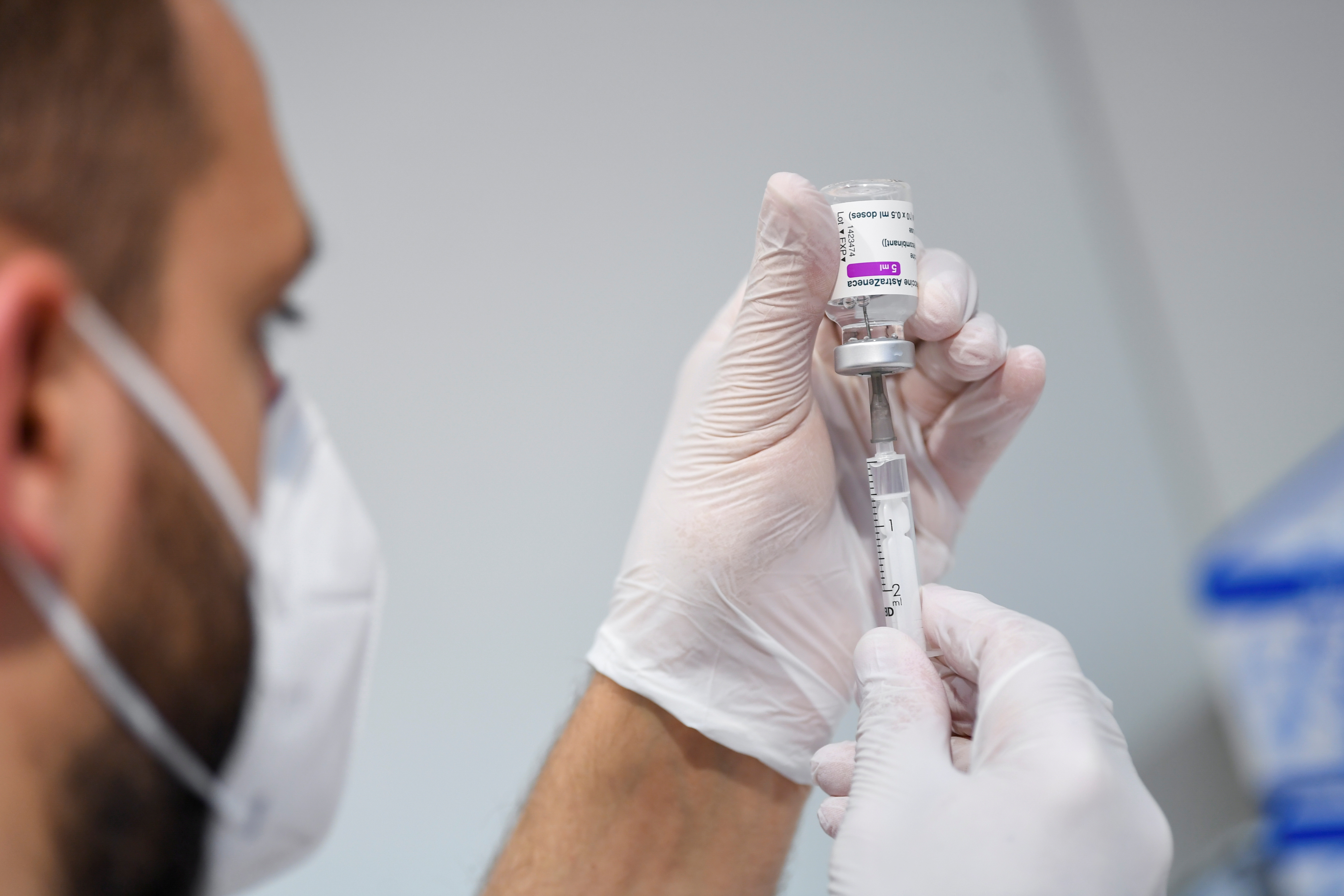 Un profesional sanitario prepara una dosis de la vacuna de Oxford.