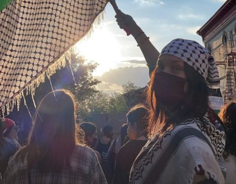 Bella Hadid, en una manifestacin de apoyo a Palestina, en una foto compartida en su IG.