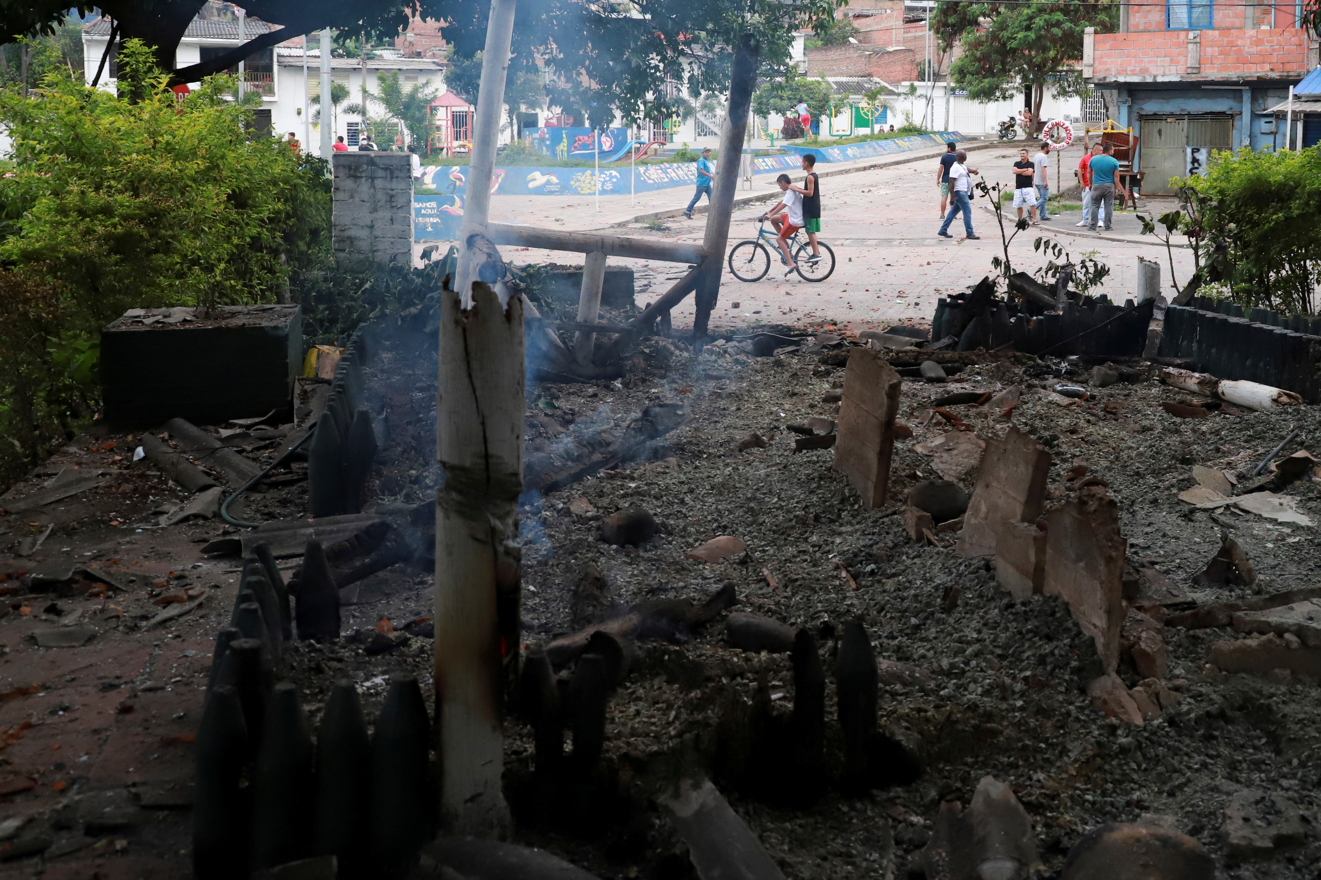 Restos de una comisara de polica incendiada en las protestas, en Yumbo (Colombia)