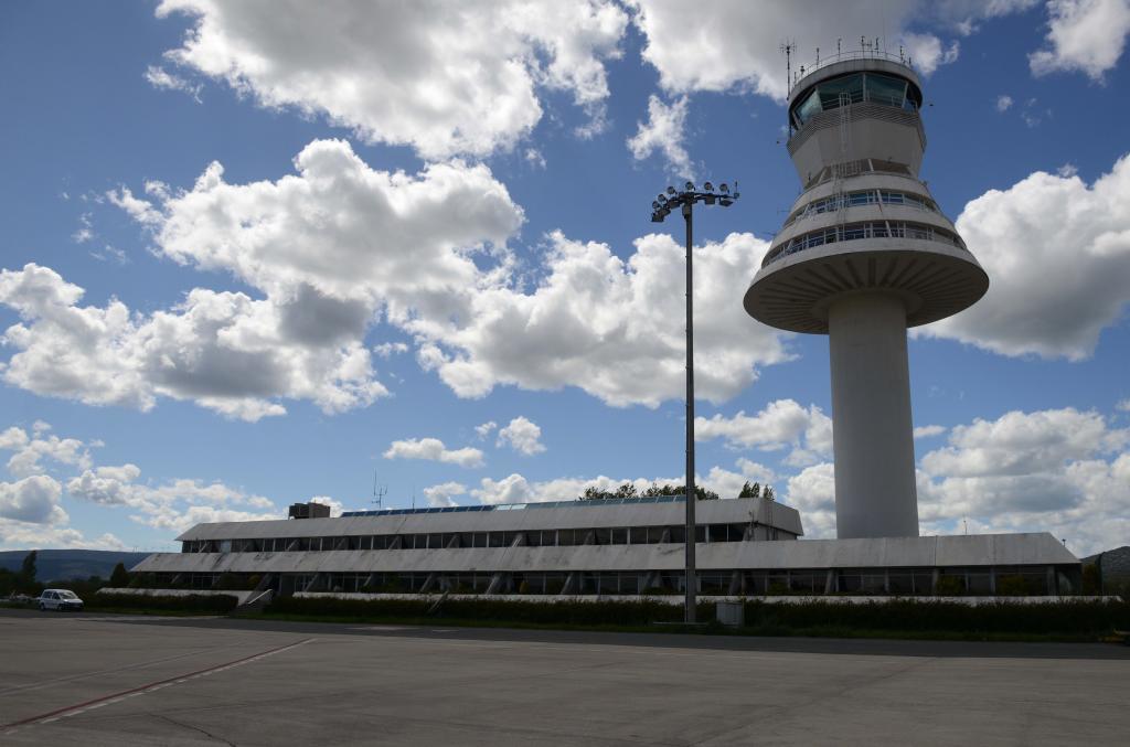 La torre de control y la terminal del aeropuerto de Foronda situado al norte de Vitoria.