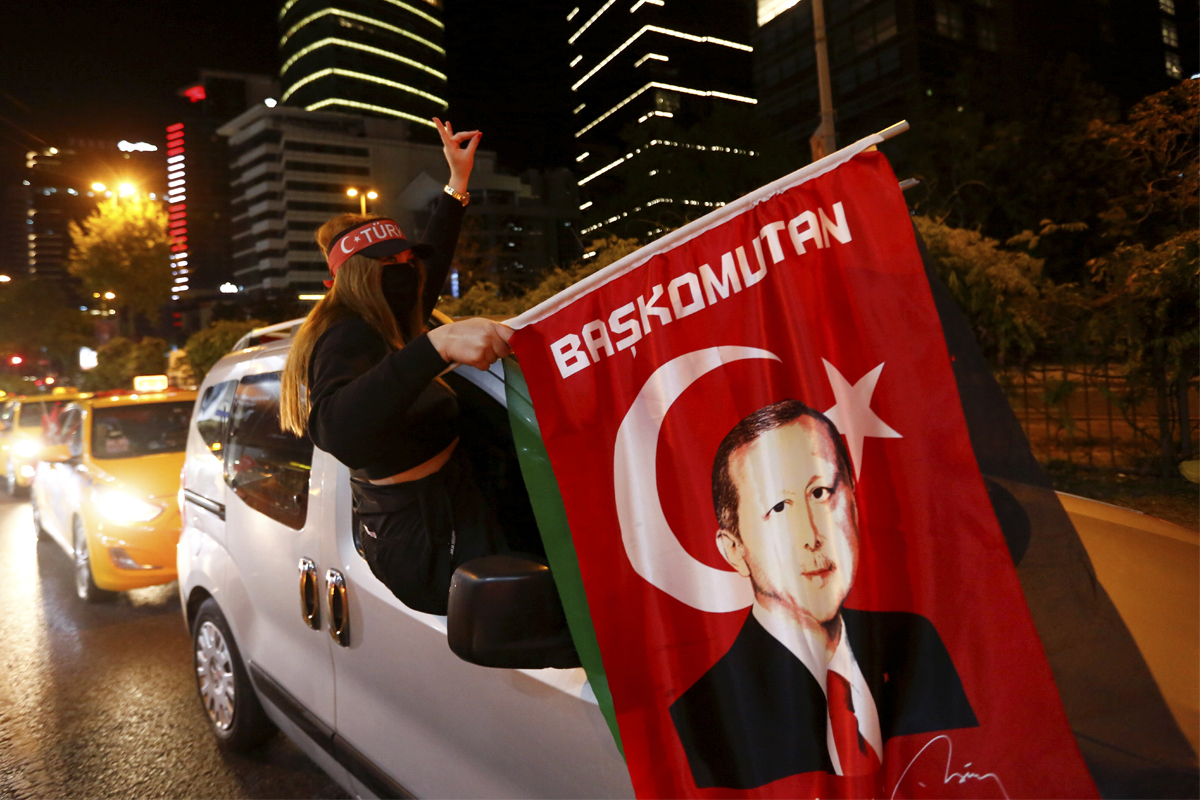 Manifestante pro palestino con una bandera de Erdogan, en Estambul.