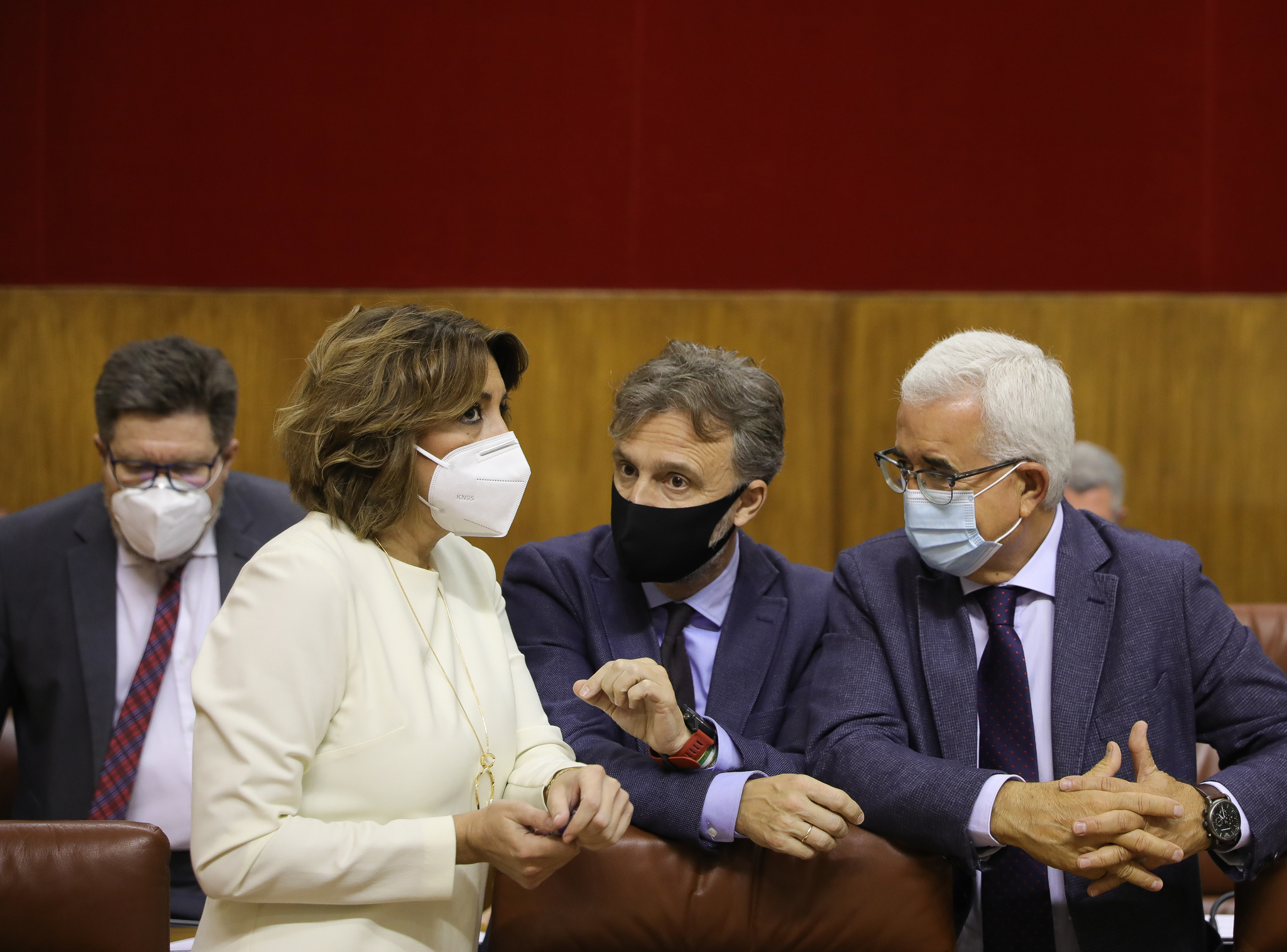 Susana Daz, en el Parlamento andaluz junto a Jos Fiscal y Manuel Jimnez Barrios y, detrs, Rodrigo Snchez Haro.