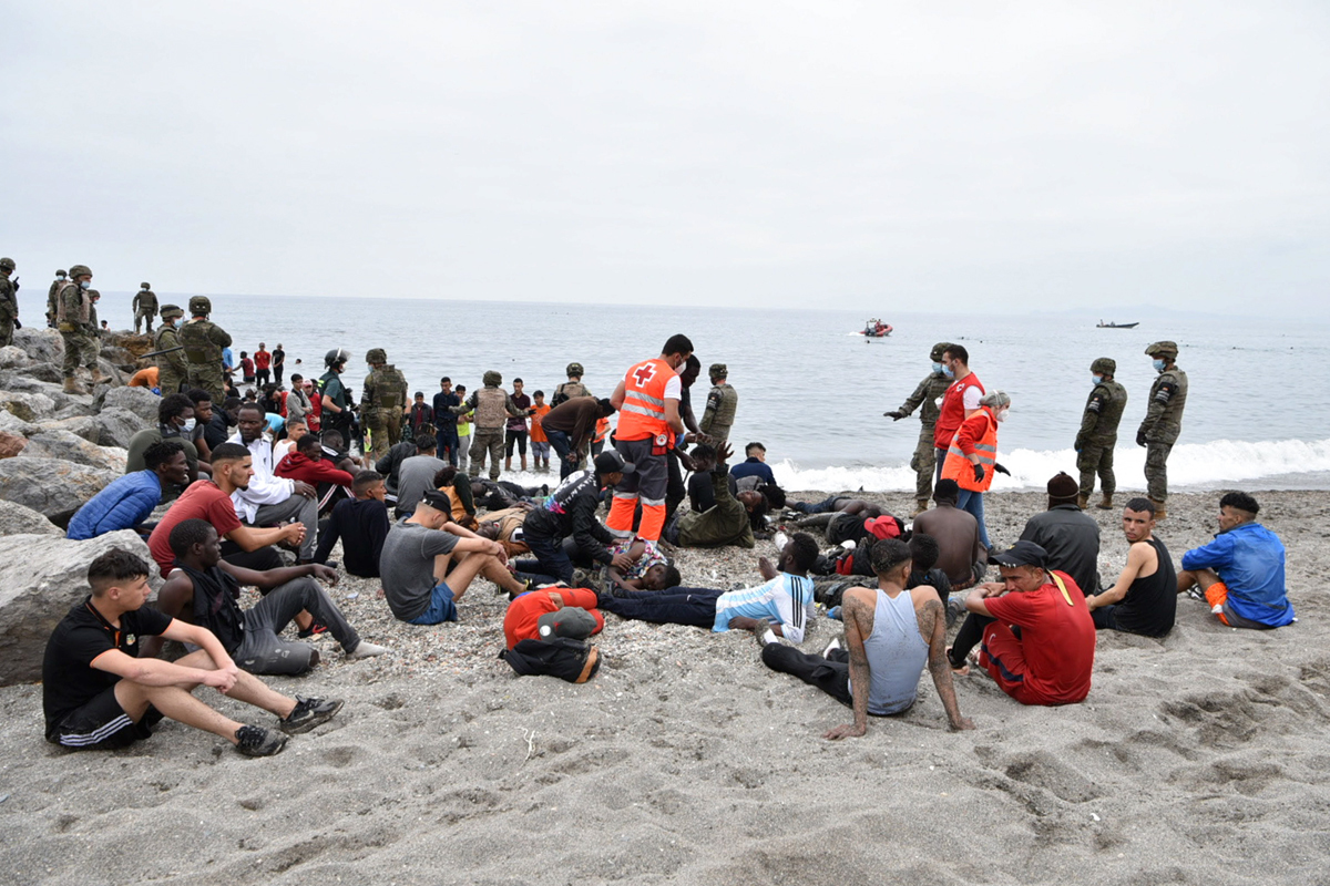 La Cruz Roja atiende a migrantes.