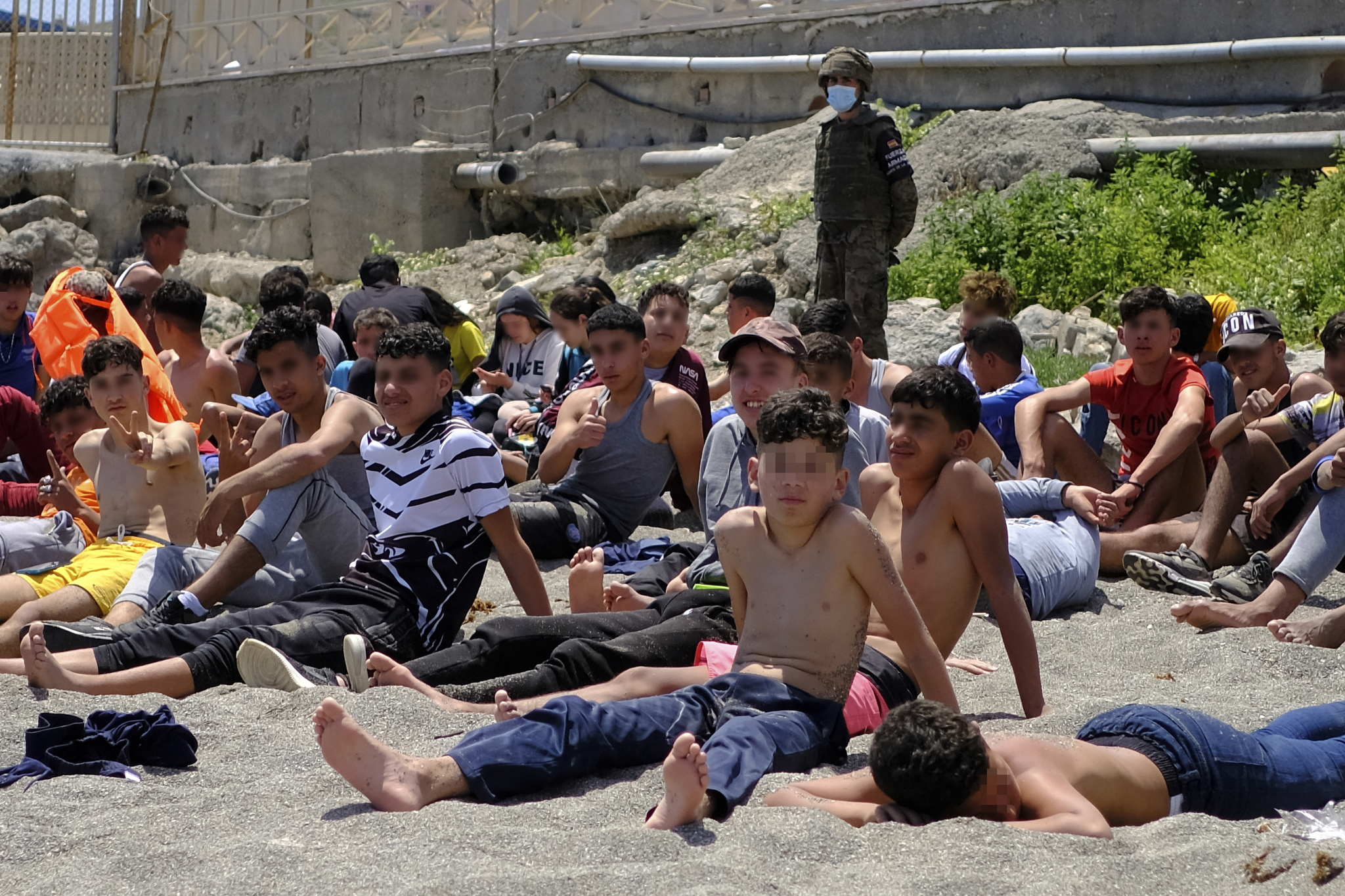 Menores en la playa de Ceuta.