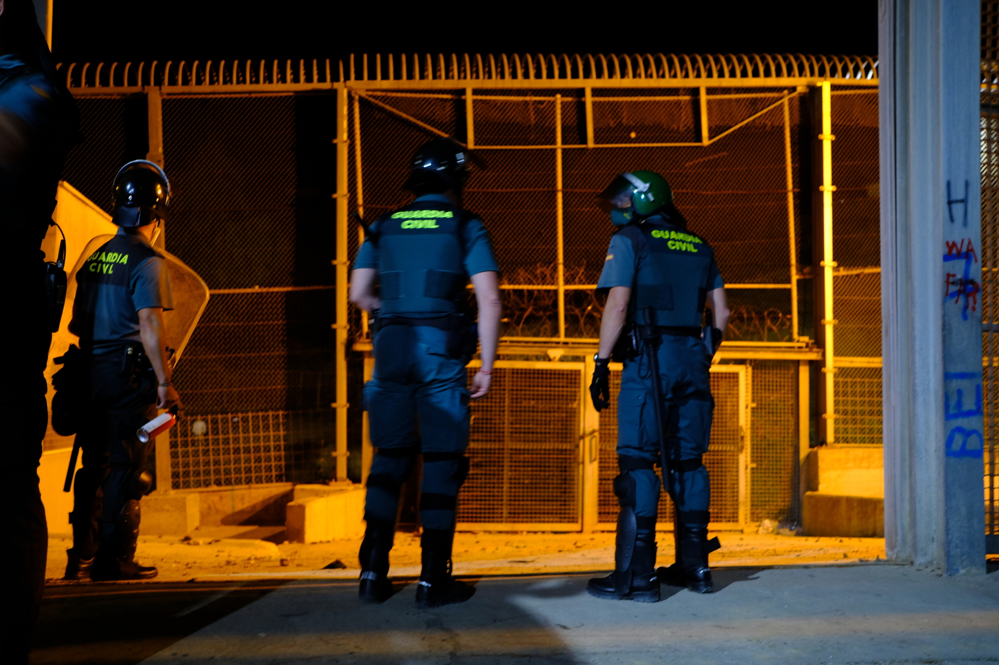 Guardias civiles en la valla de Ceuta.