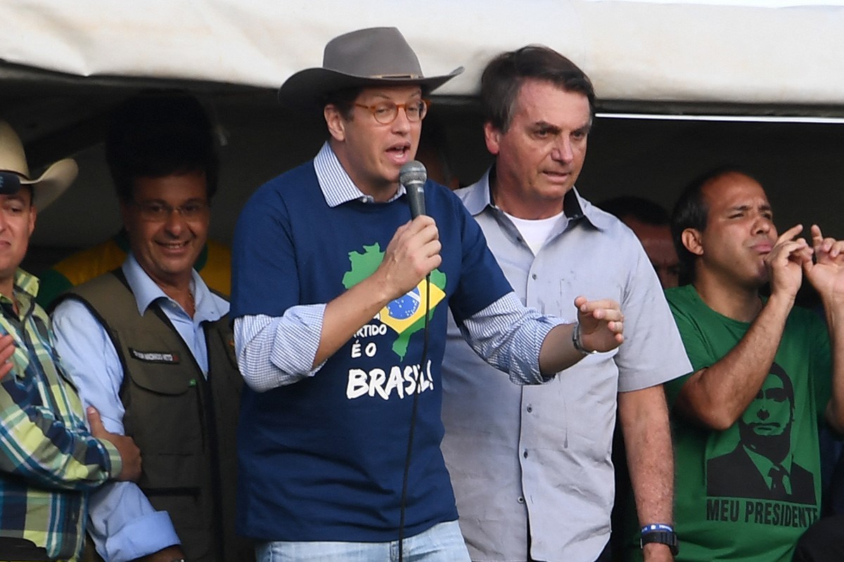 El ministro Ricardo Salles (segundo por la izquierda) da un discurso junto al presidente, Jair Bolsonaro