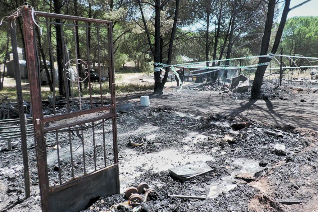 Restos de las chabolas que ardieron por completo en el incendio de esta madrugada registrado en el asentamiento de El Bosque, en Lucena del Puerto.