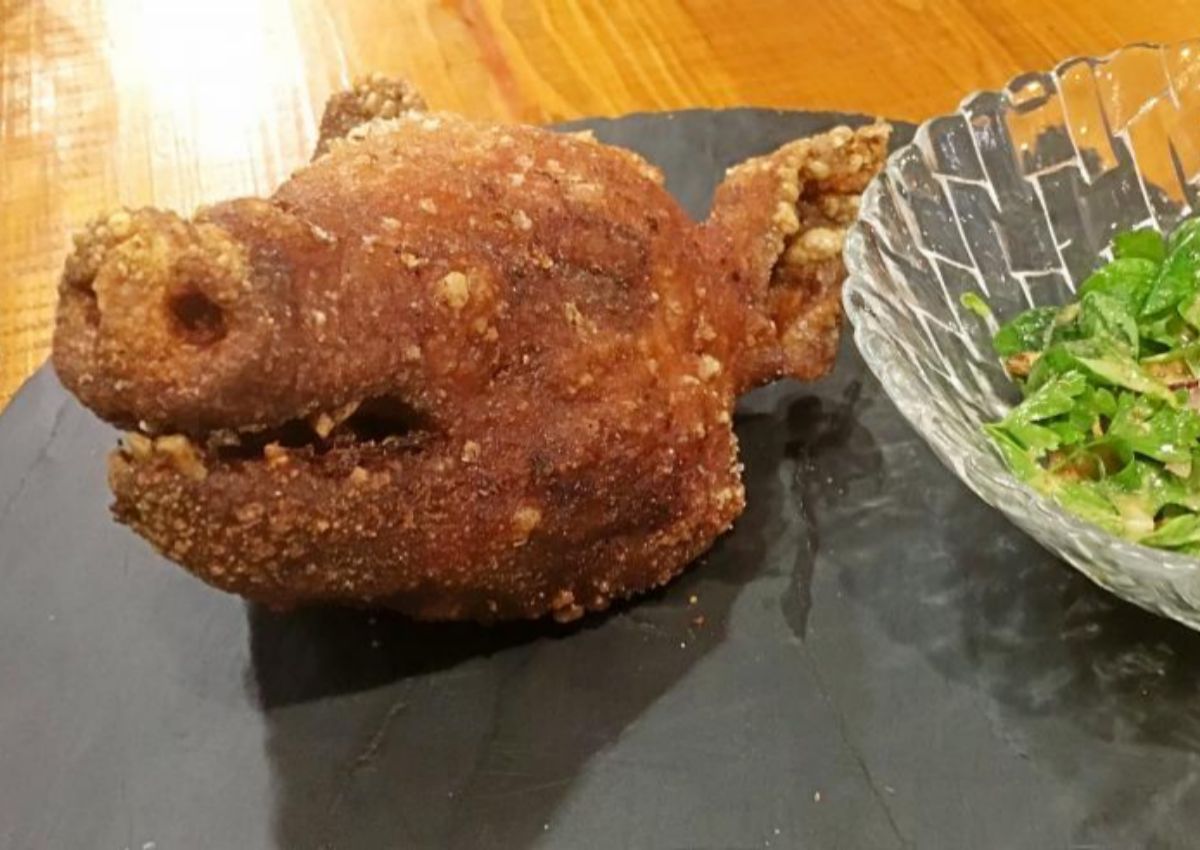 La cabeza de cochinillo confitada y frita es uno de sus platos estrella.