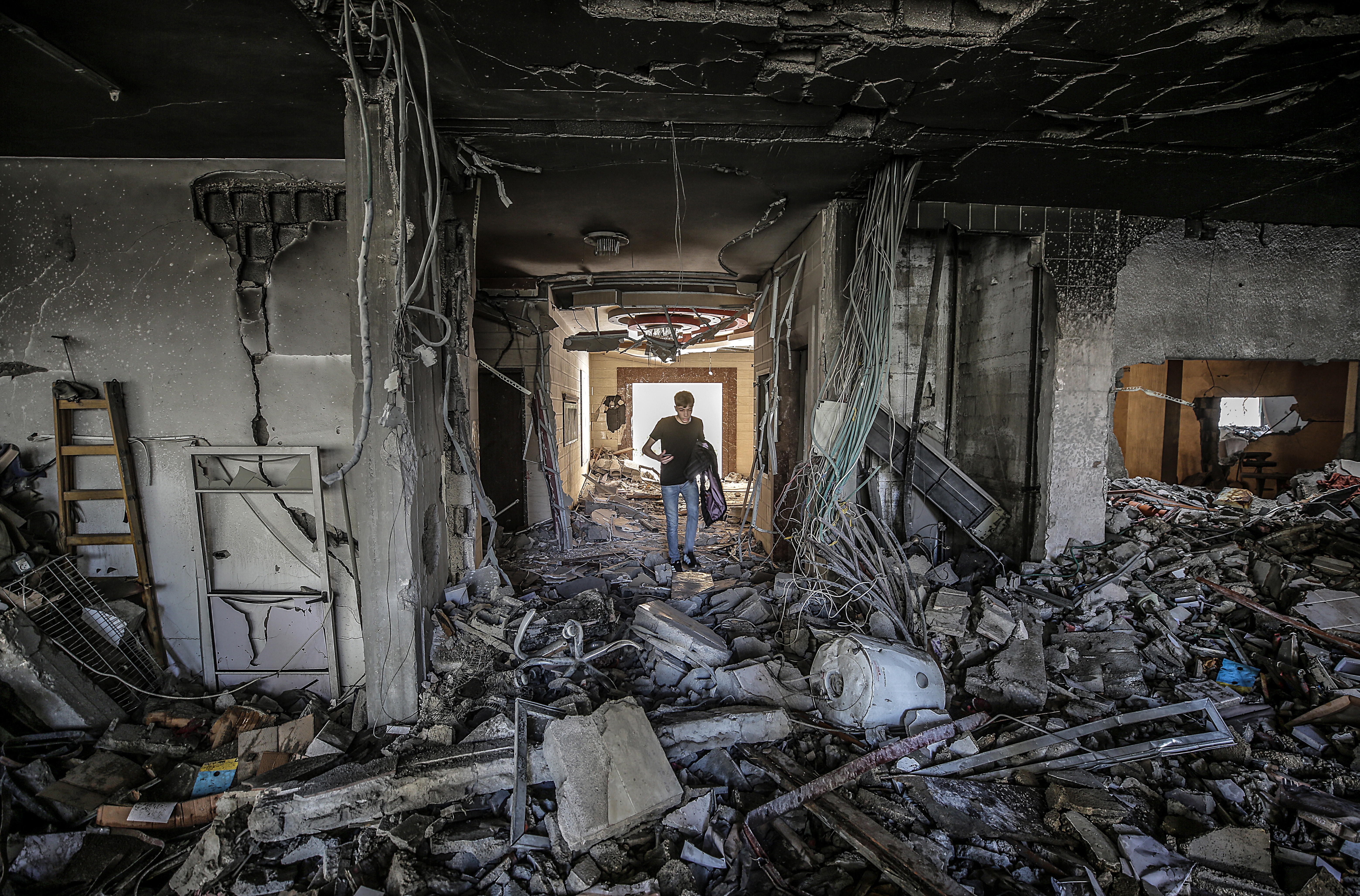 Un palestino en su casa de Gaza, destruida por los ataques areos israeles.