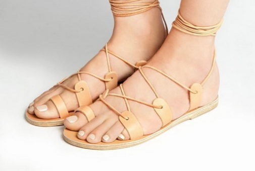 Pedicura nude a juego con las sandalias romanas de Ancient Greek Sandals (40 euros).