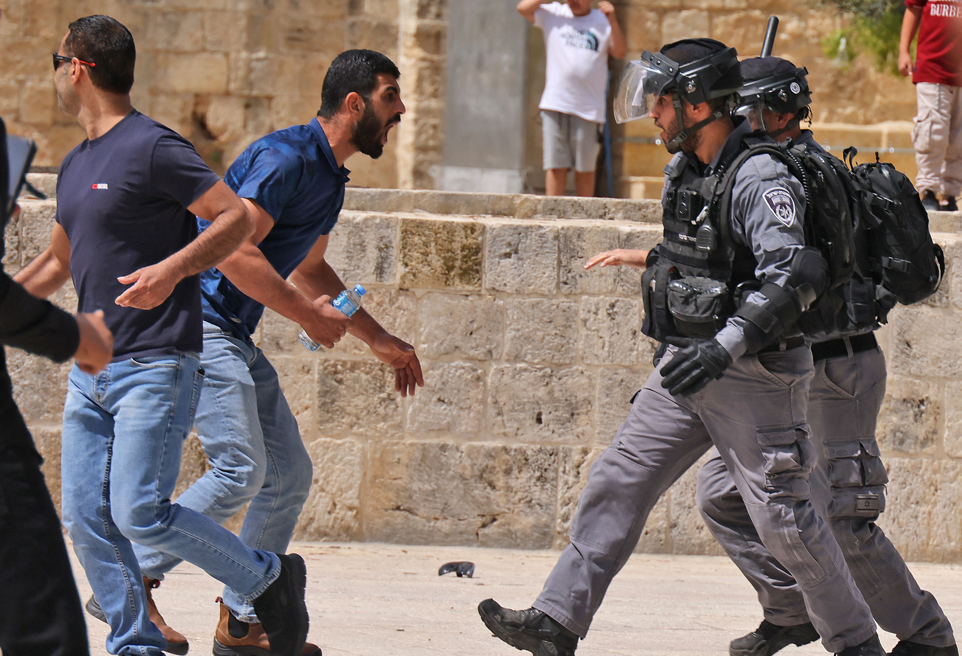 Un hombre increpa a dos soldados israeles en Jerusaln Este.